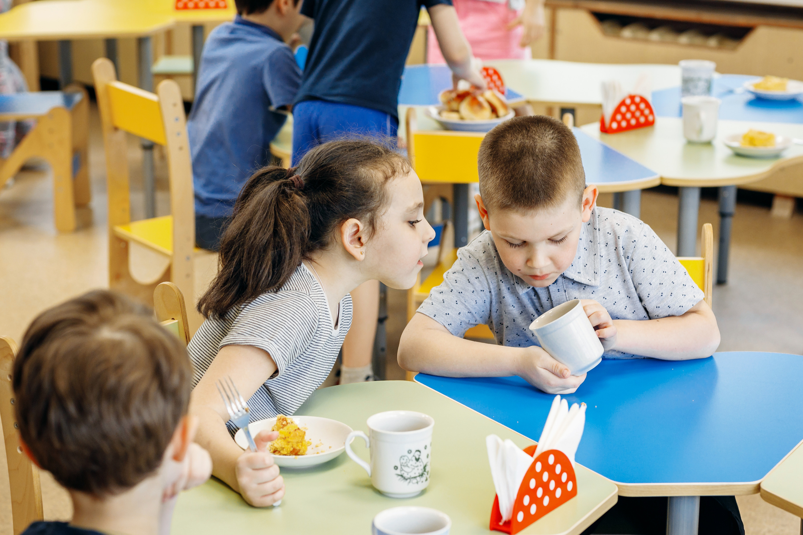 Дети в детском саду во время еды.