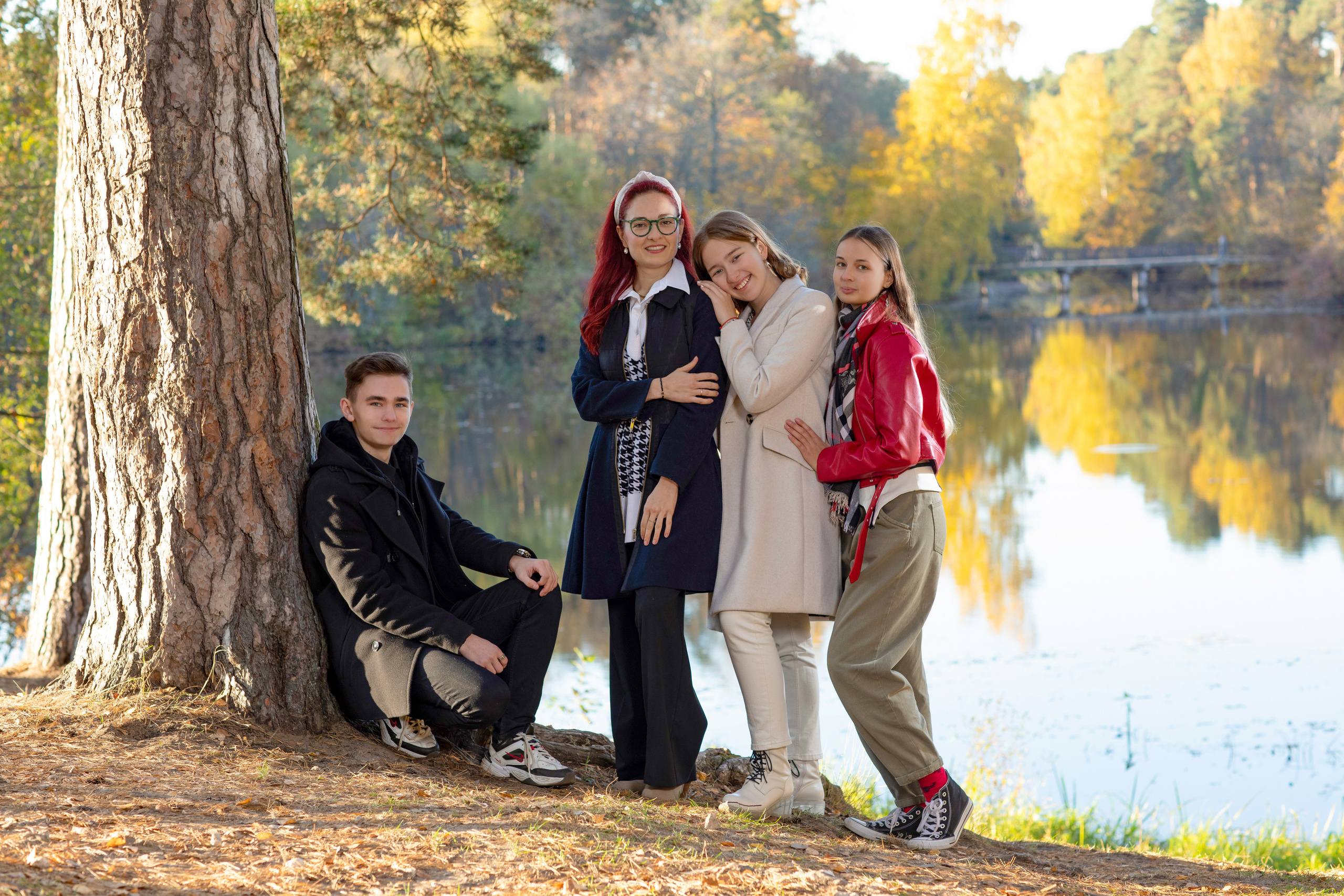Старшеклассники с учителем позируют на берегу озера Бездонное в Серебряном Бору