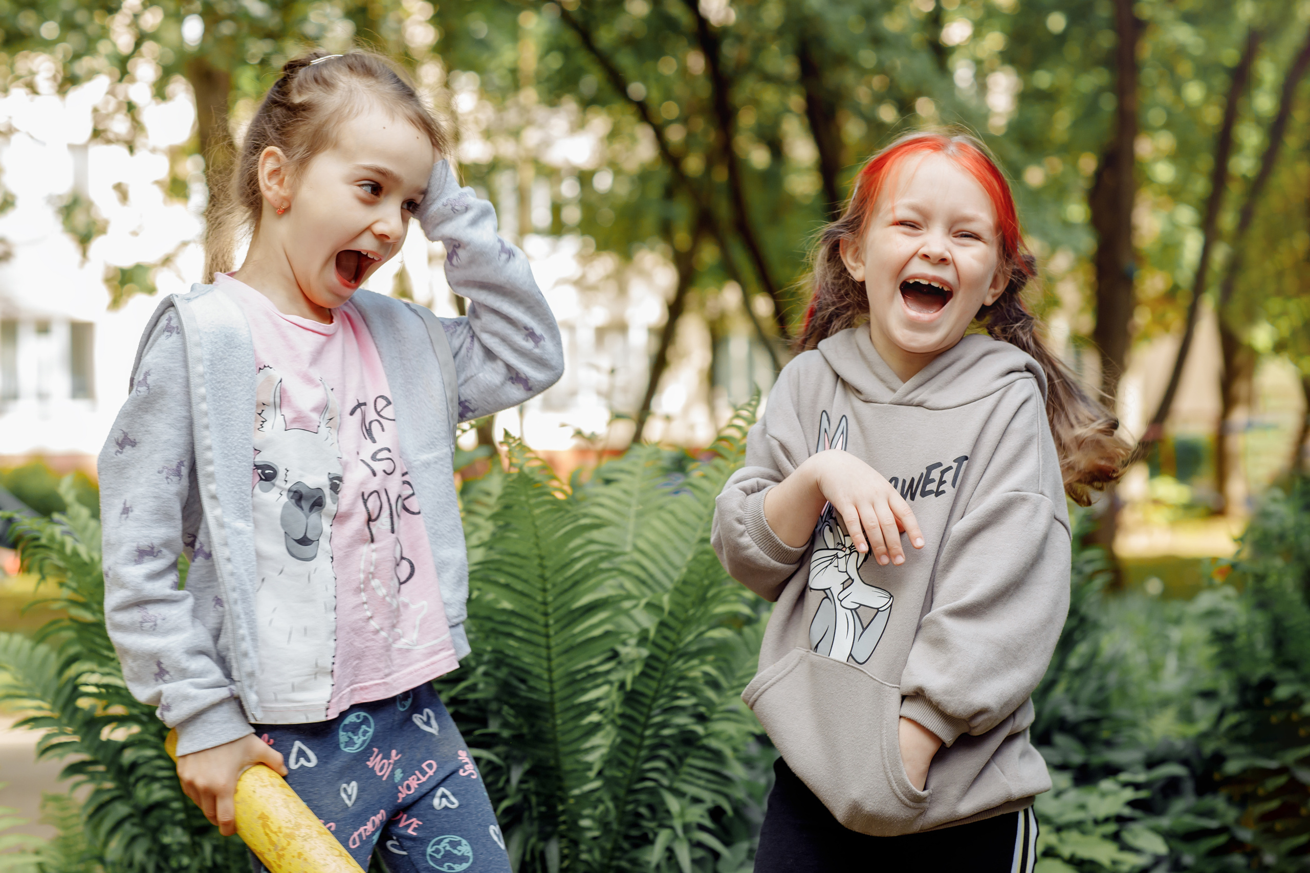 Две девочку хохочут на улице