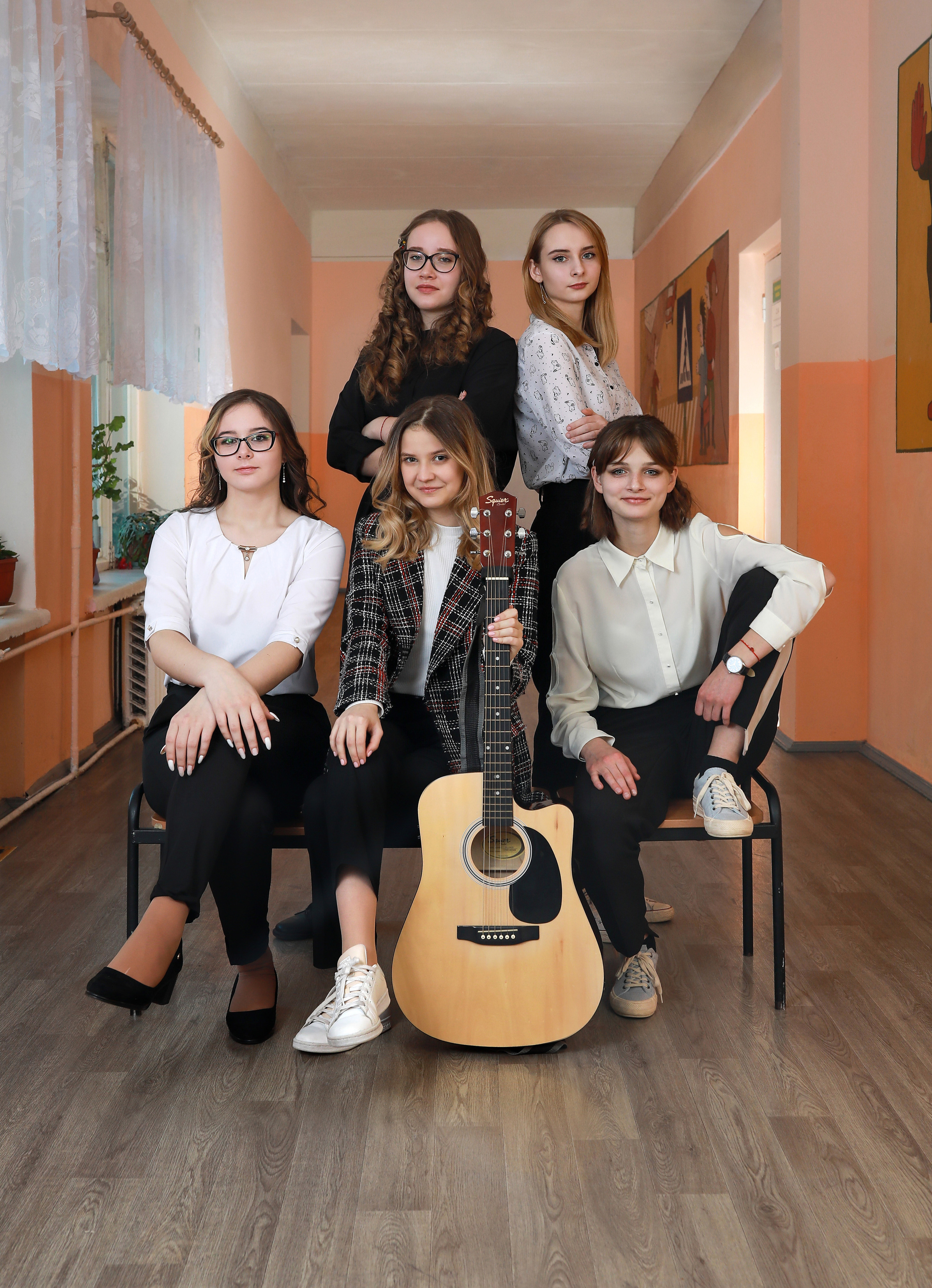 Старшеклассники к коридоре школы