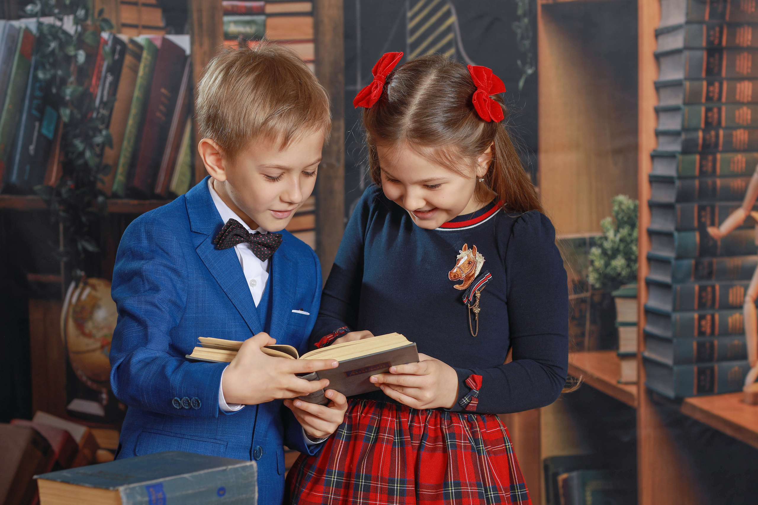 Мальчик и девочка в библиотеке