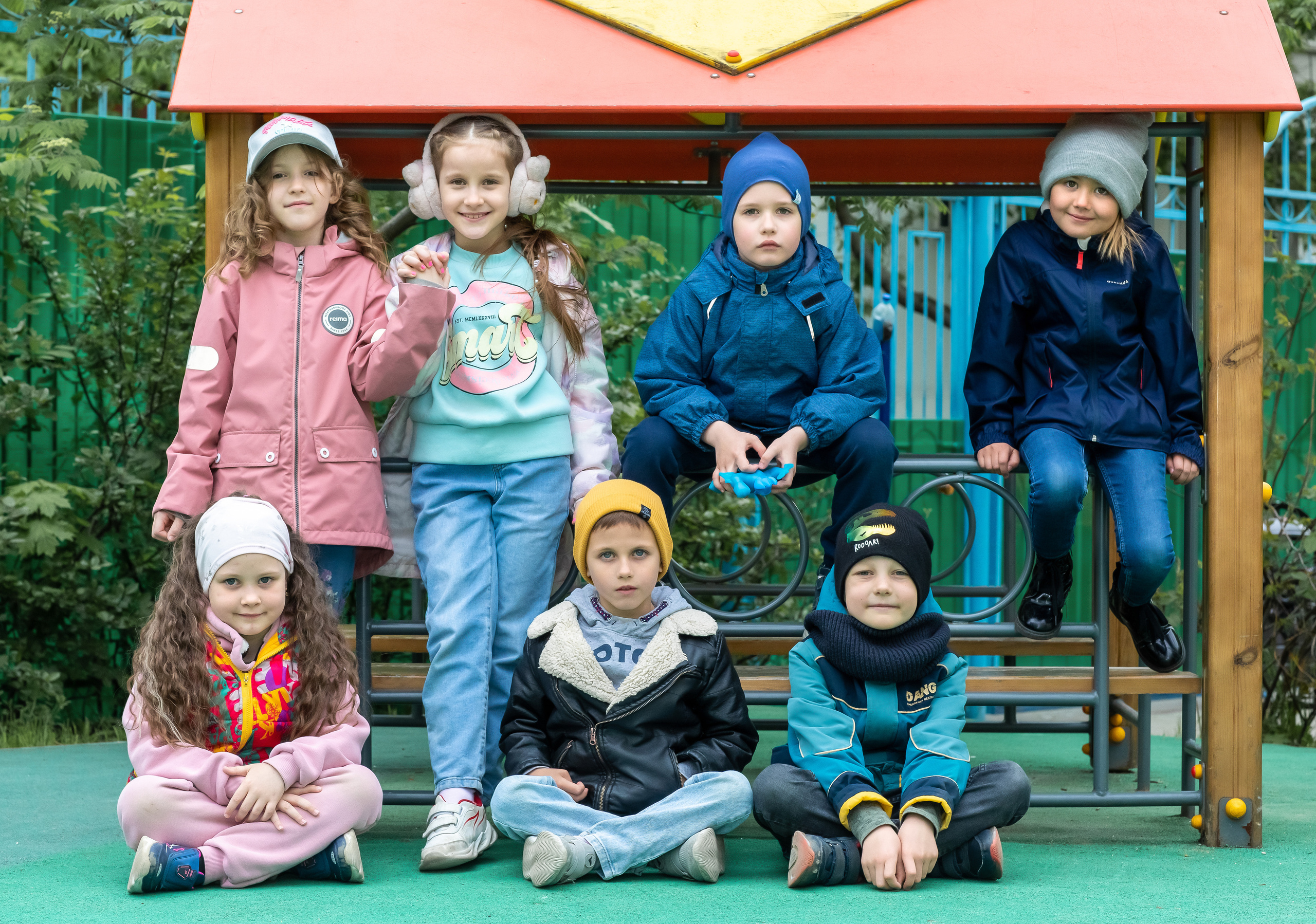 Дети на улице на игровой площадке в детском саду