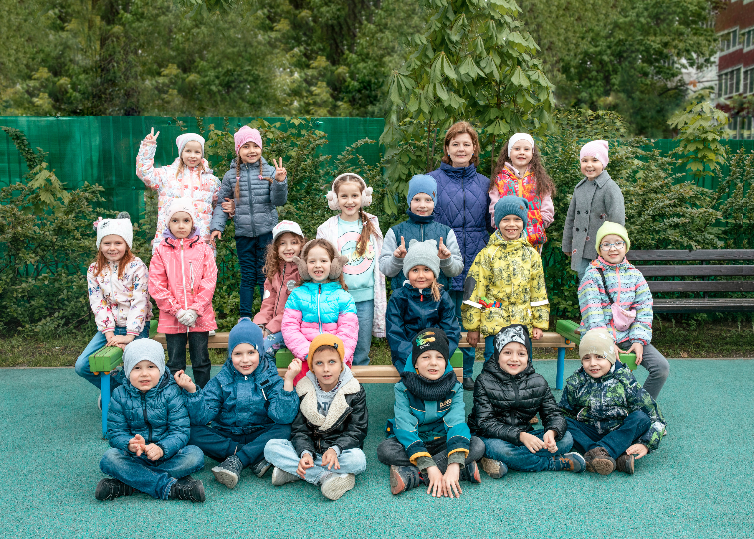 Общая фотография группы детского сада на улице