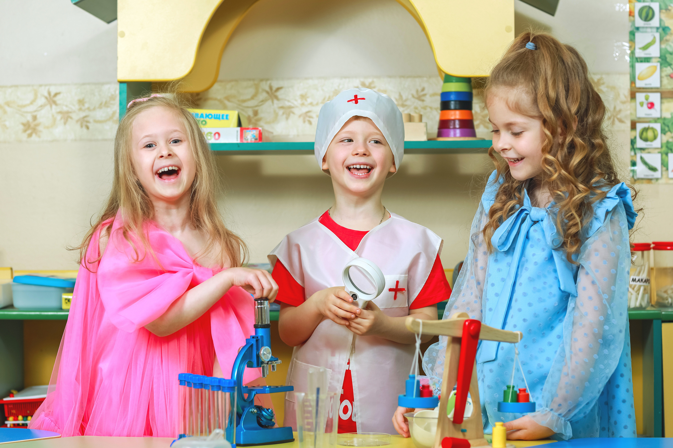 Дети в саду играют в доктора