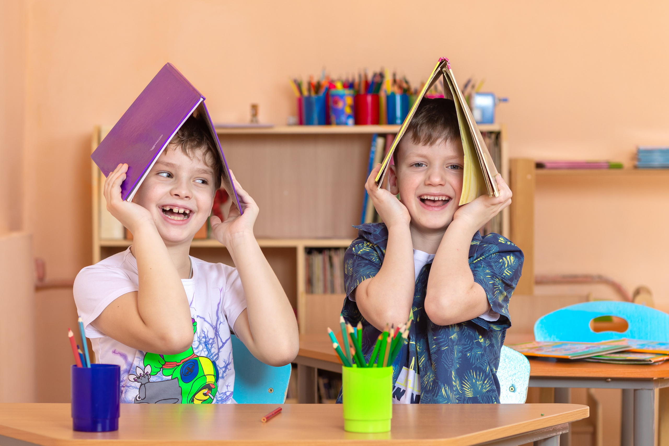 Мальчишки в детском саду за столом