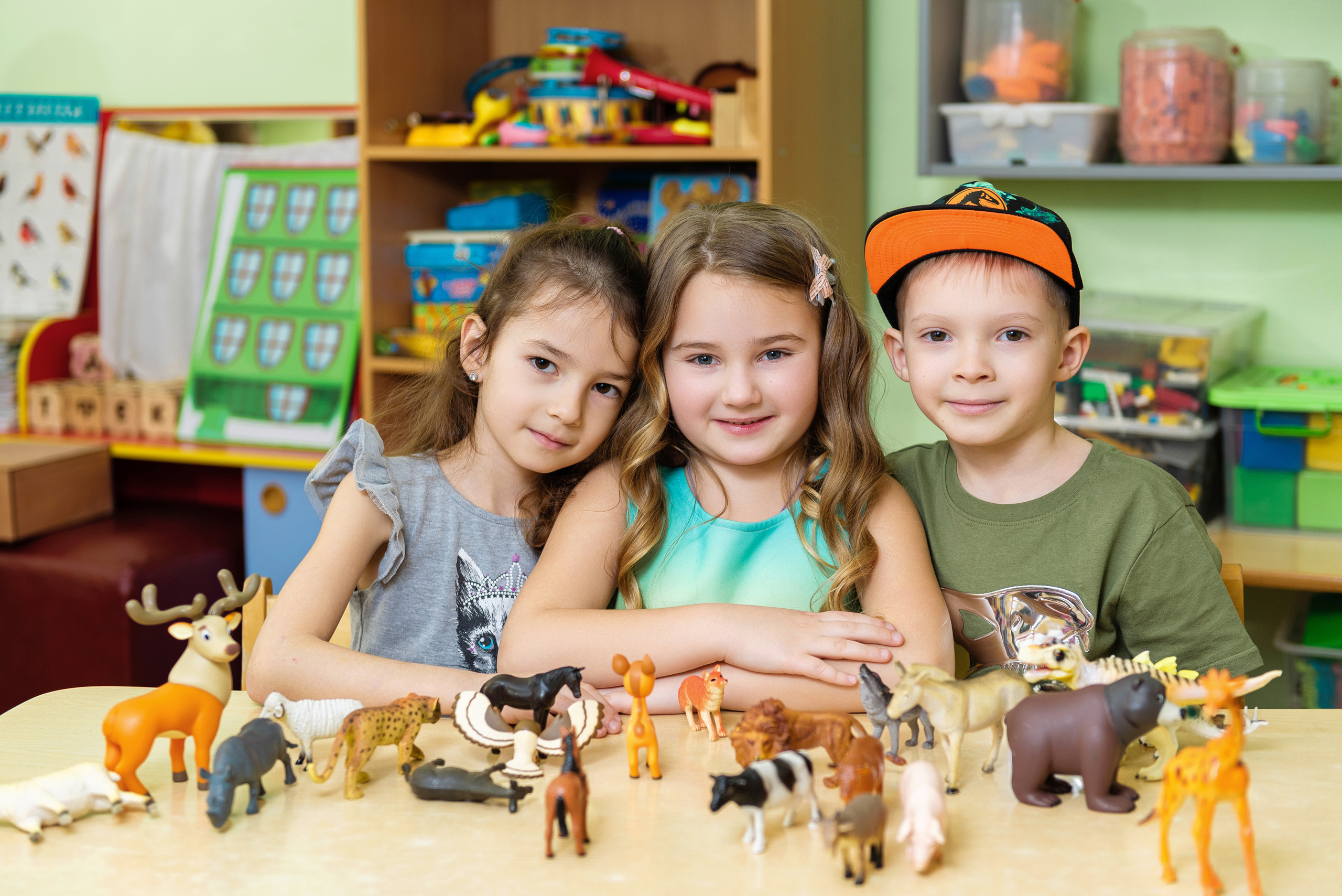 Дети во время занятий лепкой в детском саду.