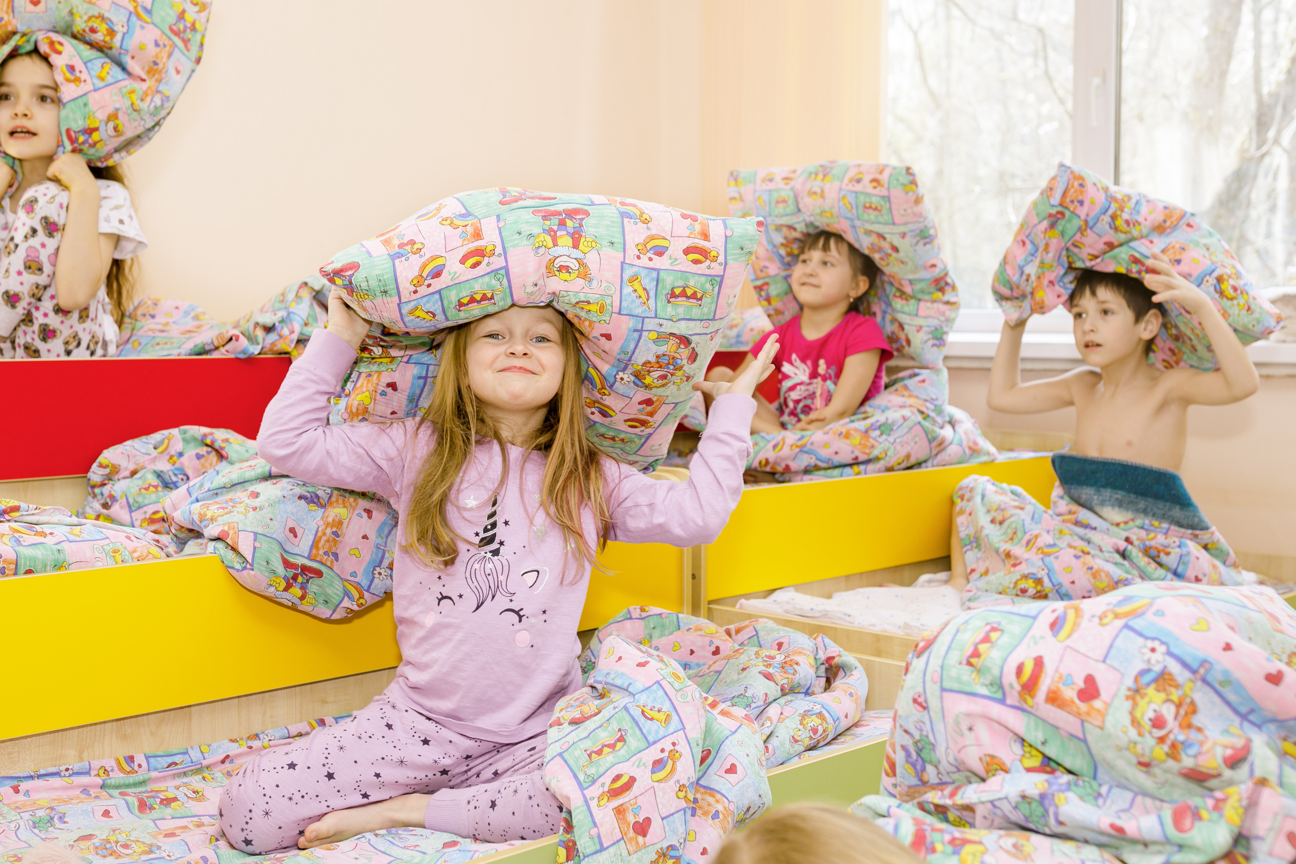 Дети перед сном в спальне своей группы.