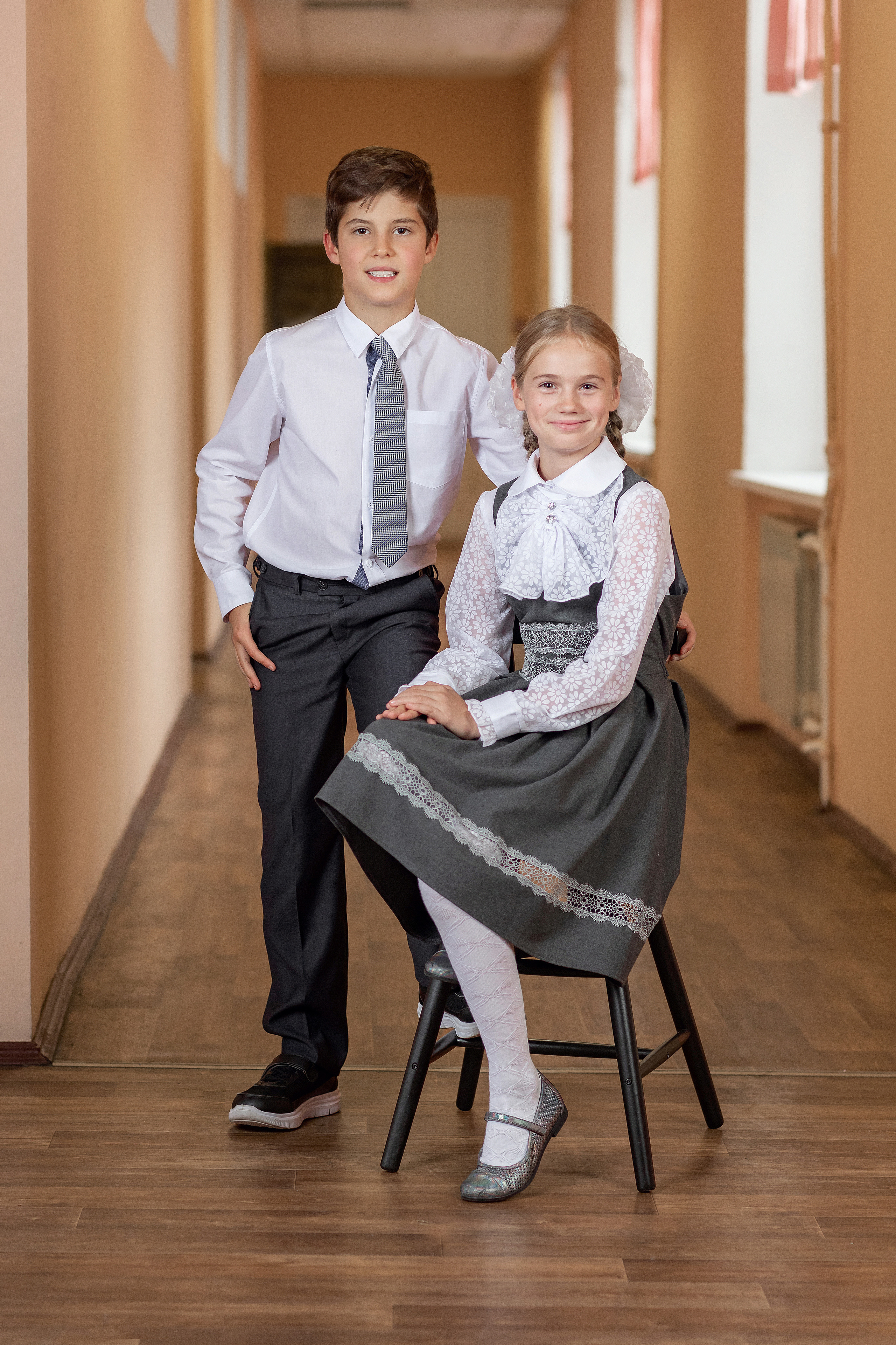 Мальчик и девочка в коридоре школы