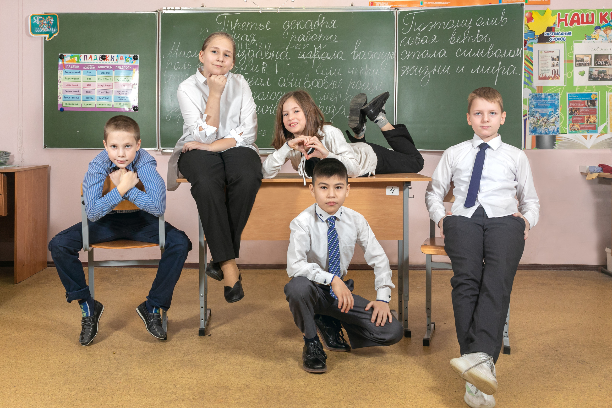 Мальчики и девочки у доски в школьном классе