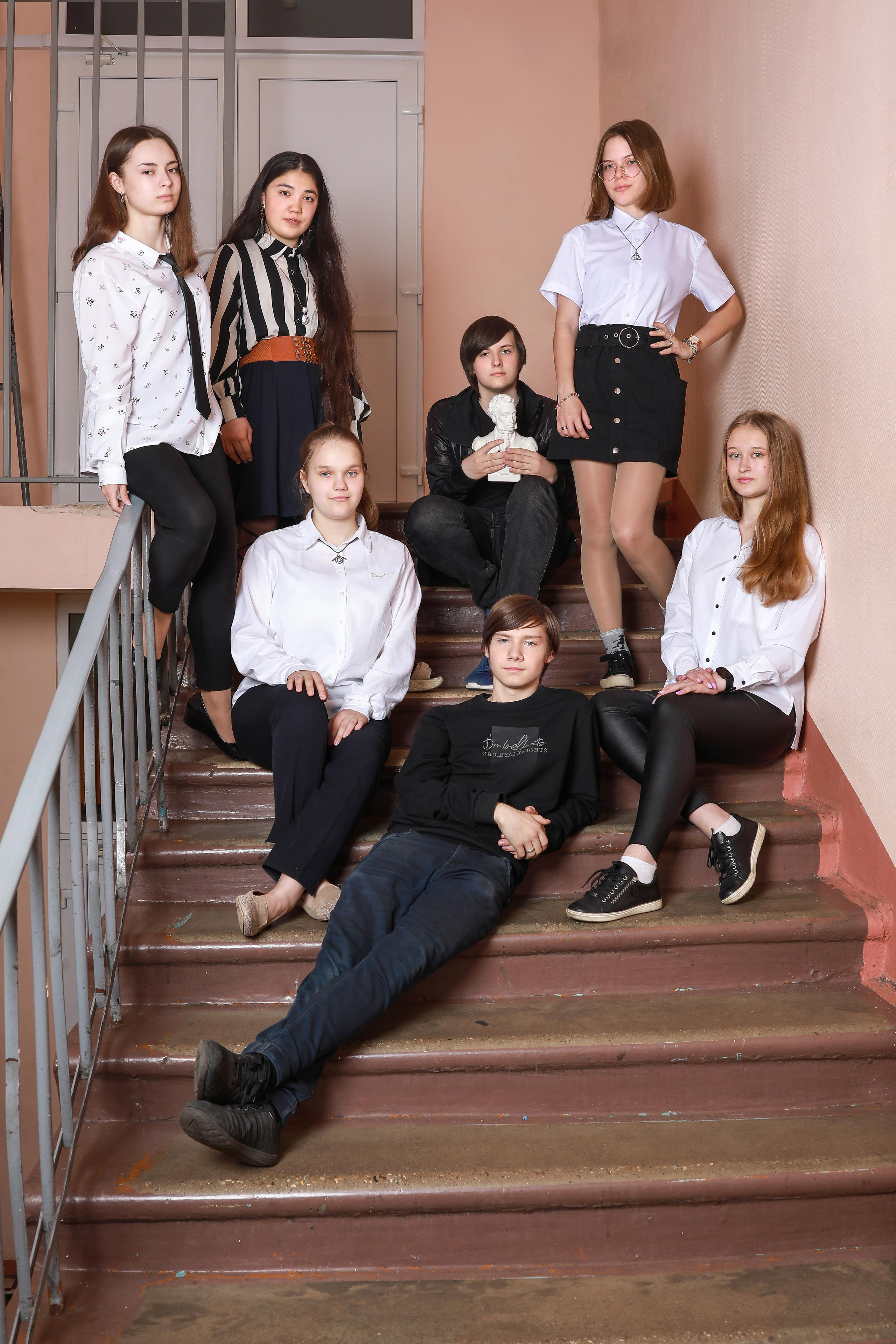 Старшеклассники на лестнице в школе