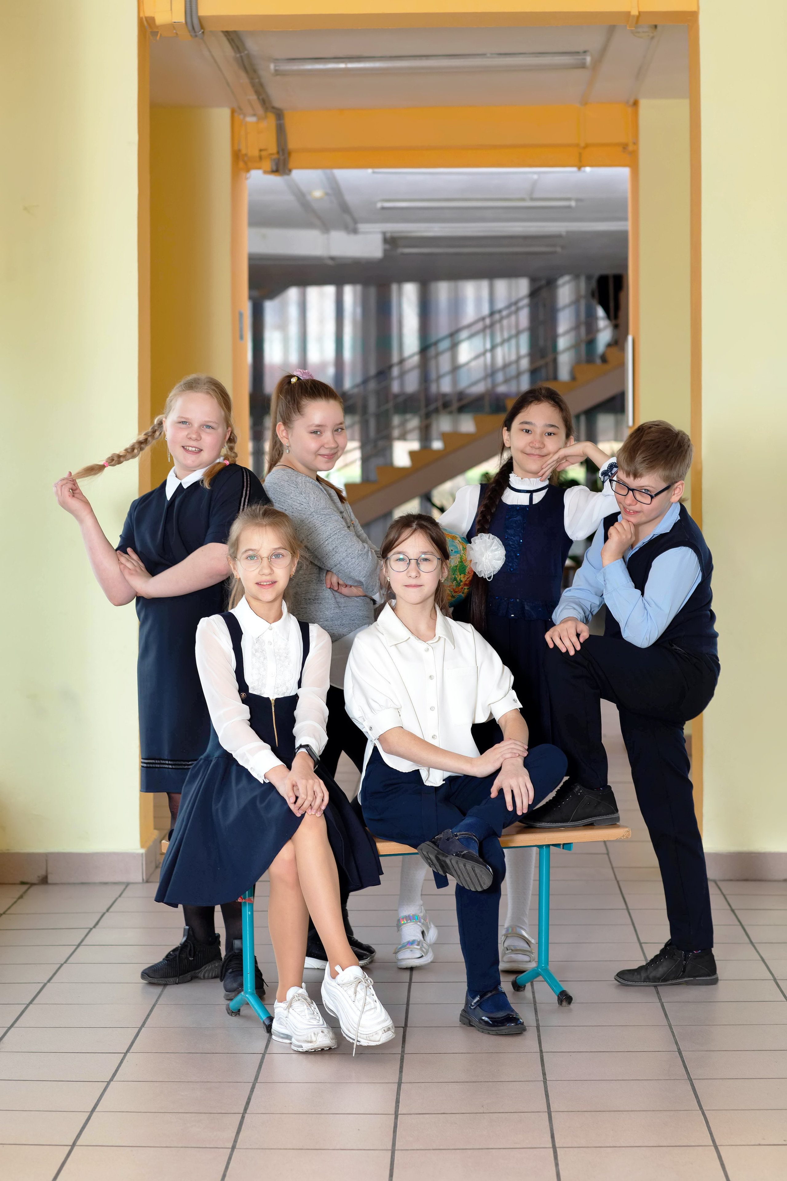 Группа детей в коридоре школы