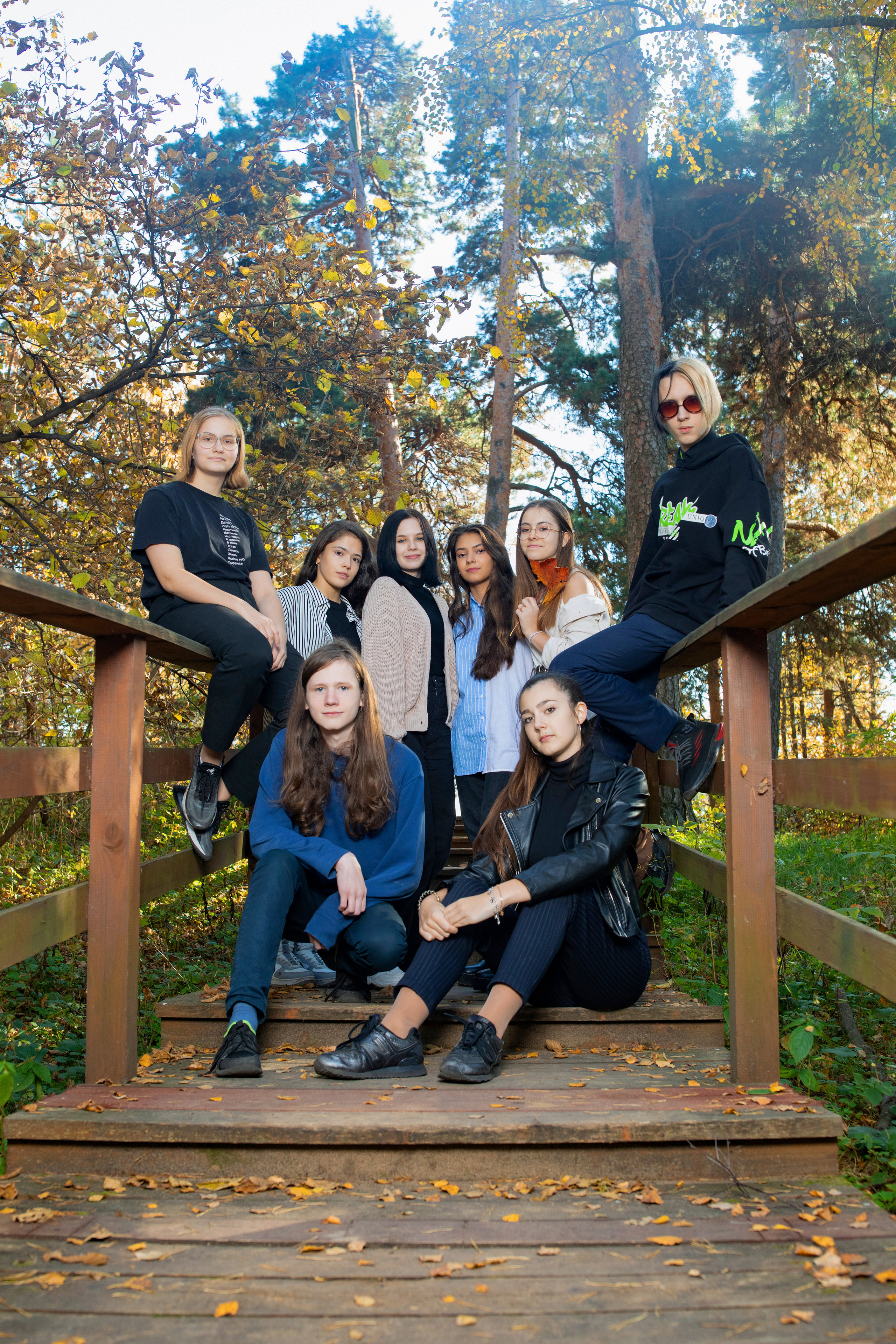 Старшеклассники в Серебряном Бору на мостике