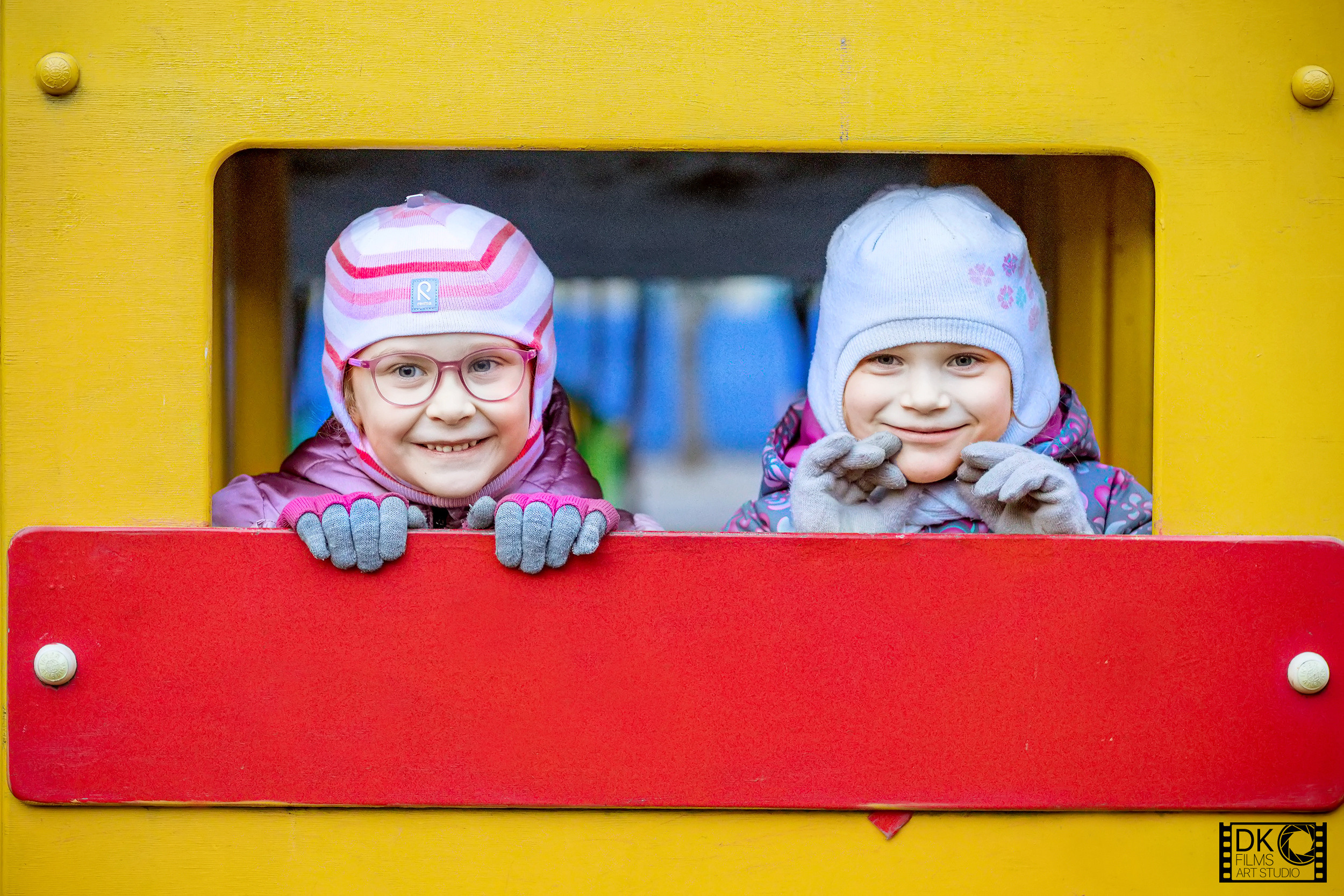 Дети на улице на игровой площадке.