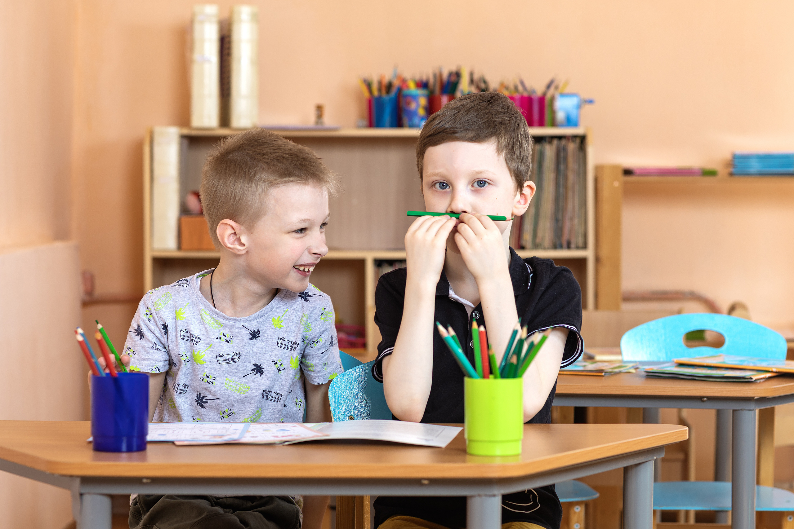Мальчишки балуются в детском саду