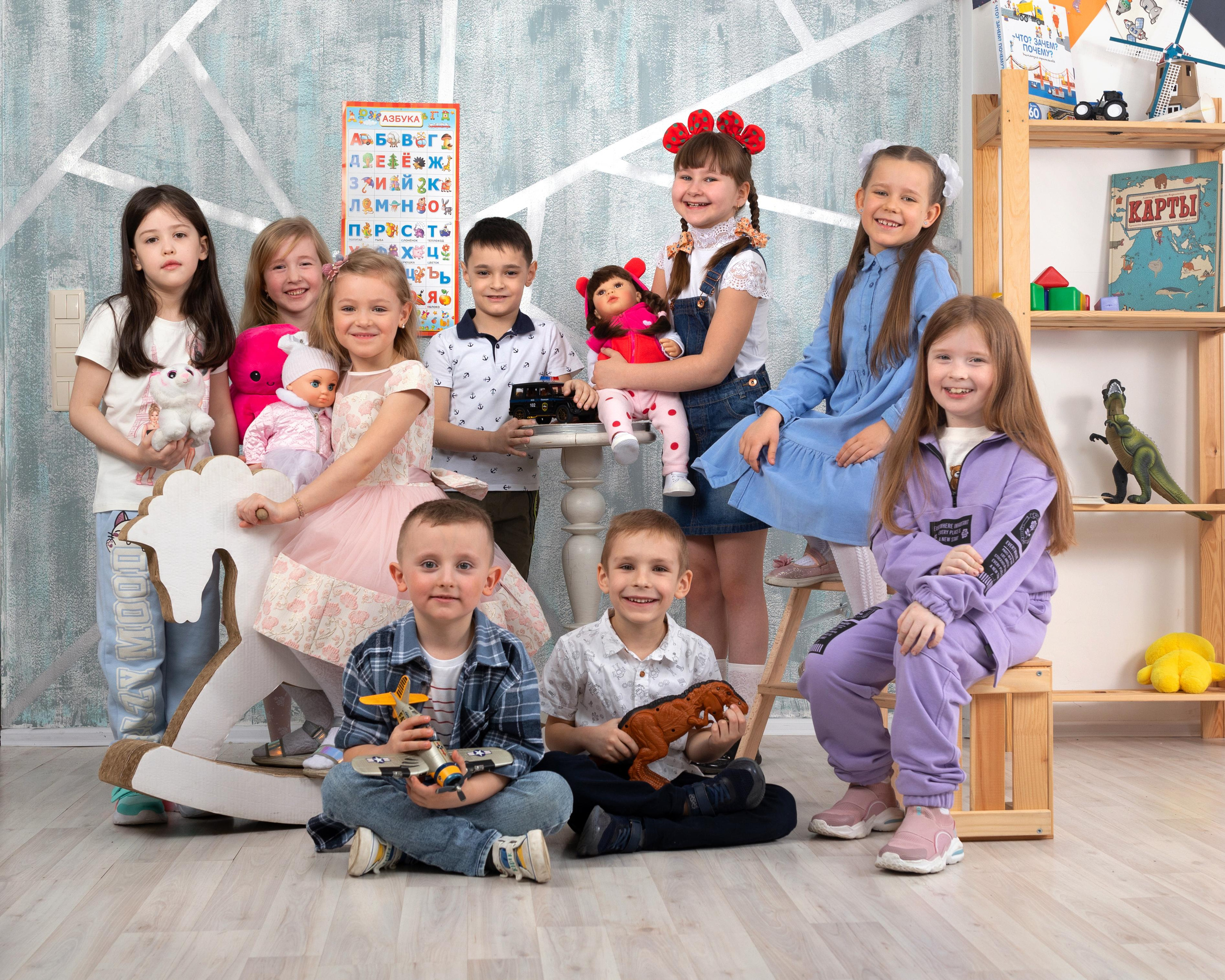 Группа детей в игровой комнате детского сада