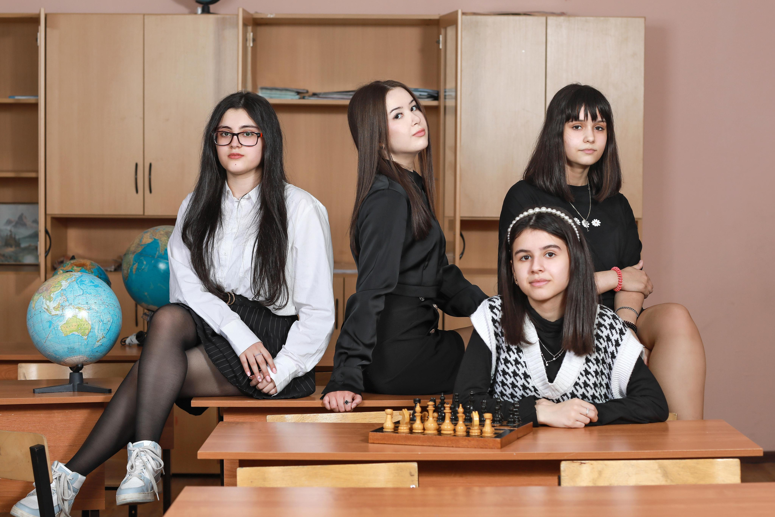 Страшеклассницы за партой с шахматами