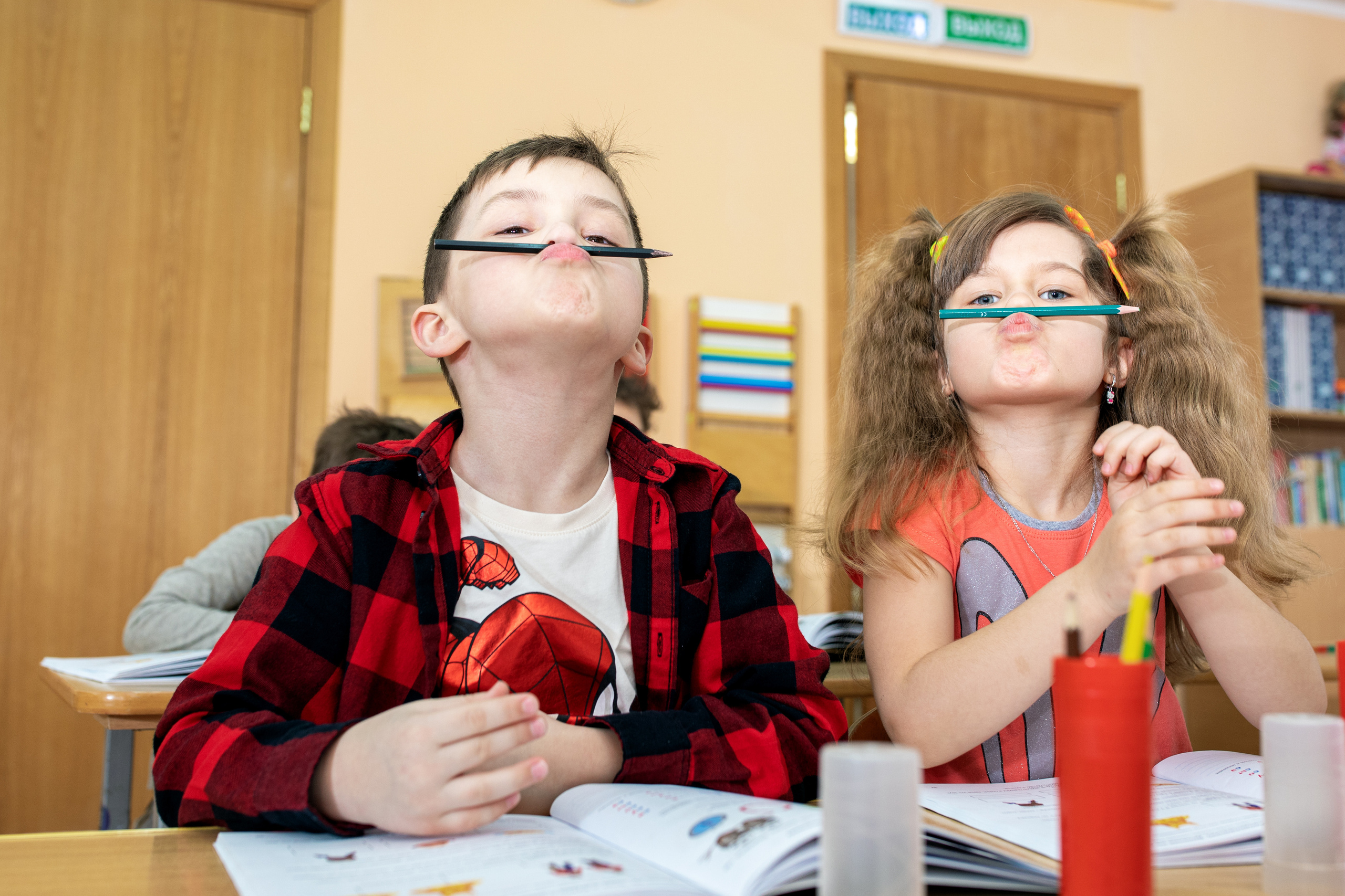 Дети балуются за столом