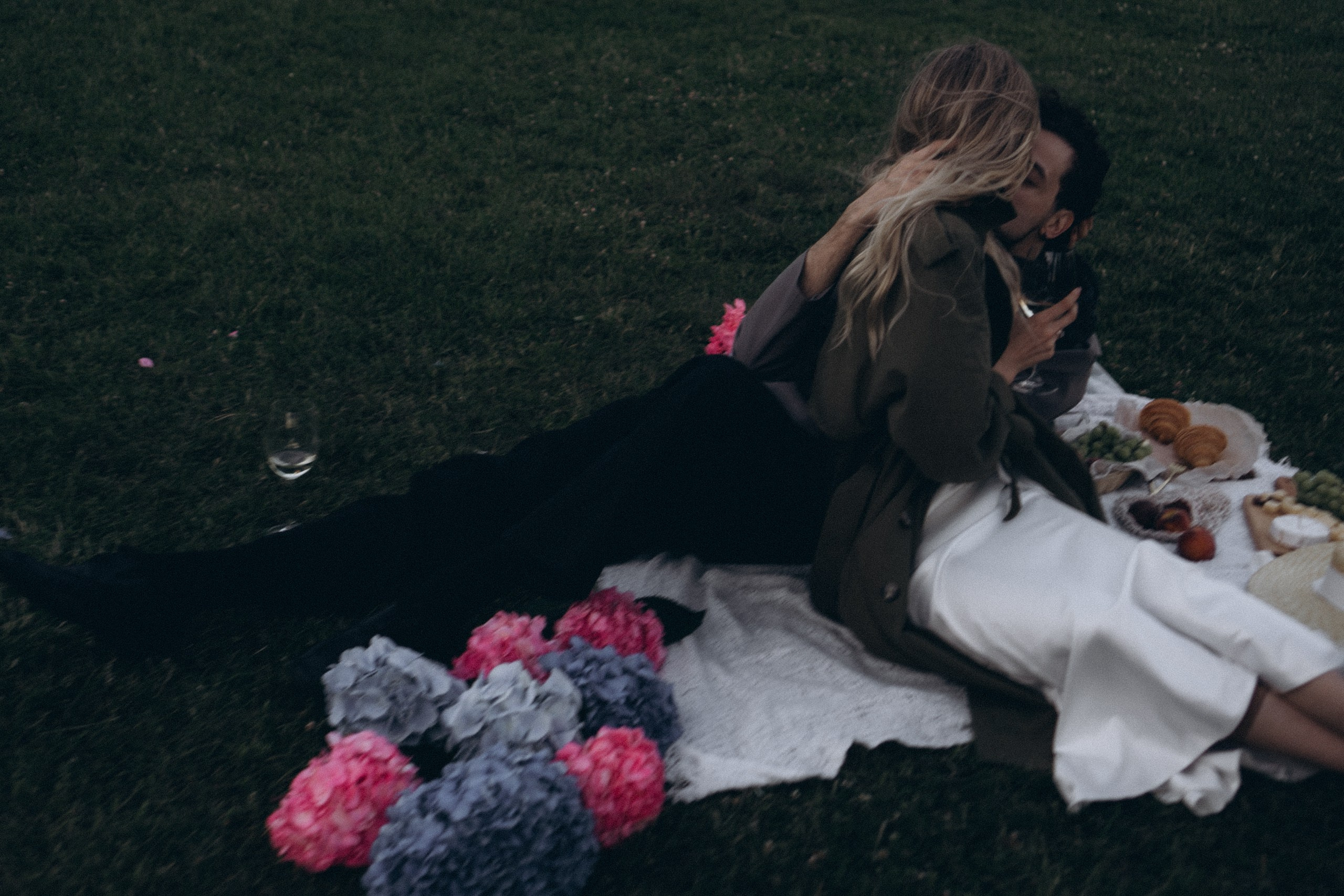 СВАДЕБНАЯ СЬЕМКА ПАРЫ НА РАССВЕТЕ В БЕЛЫЕ НОЧИ И ПРОГУЛКА С РАЗВОДНЫМИ МОСТАМИ И ПИКНИК ВОЗЛЕ ИСАКИЕВСКОГО СОБОРА. Профессиональный фотограф, Санкт-Петербург — Виктория Богомолова