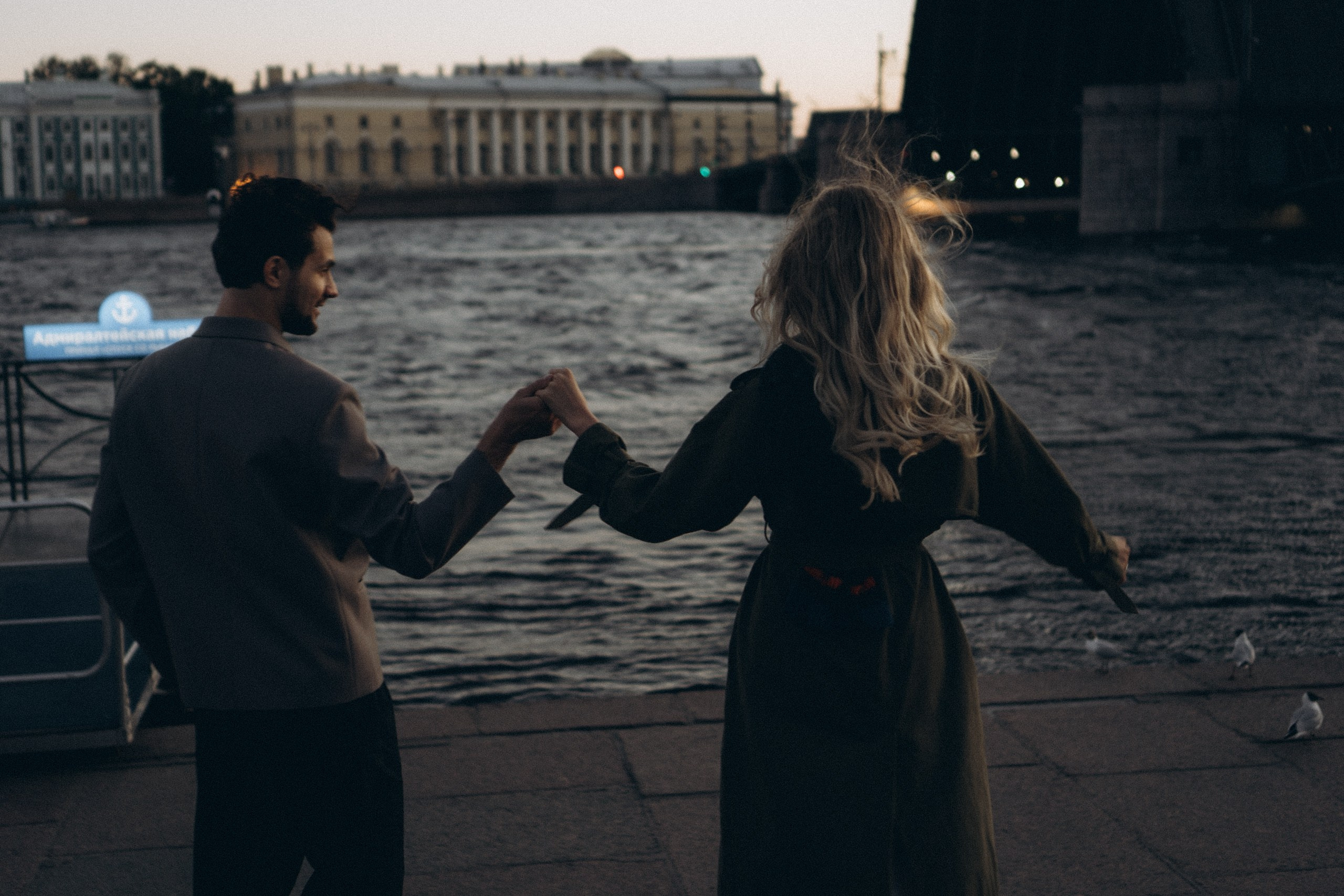 СВАДЕБНАЯ СЬЕМКА ПАРЫ НА РАССВЕТЕ В БЕЛЫЕ НОЧИ И ПРОГУЛКА С РАЗВОДНЫМИ МОСТАМИ И ПИКНИК ВОЗЛЕ ИСАКИЕВСКОГО СОБОРА. Профессиональный фотограф, Санкт-Петербург — Виктория Богомолова