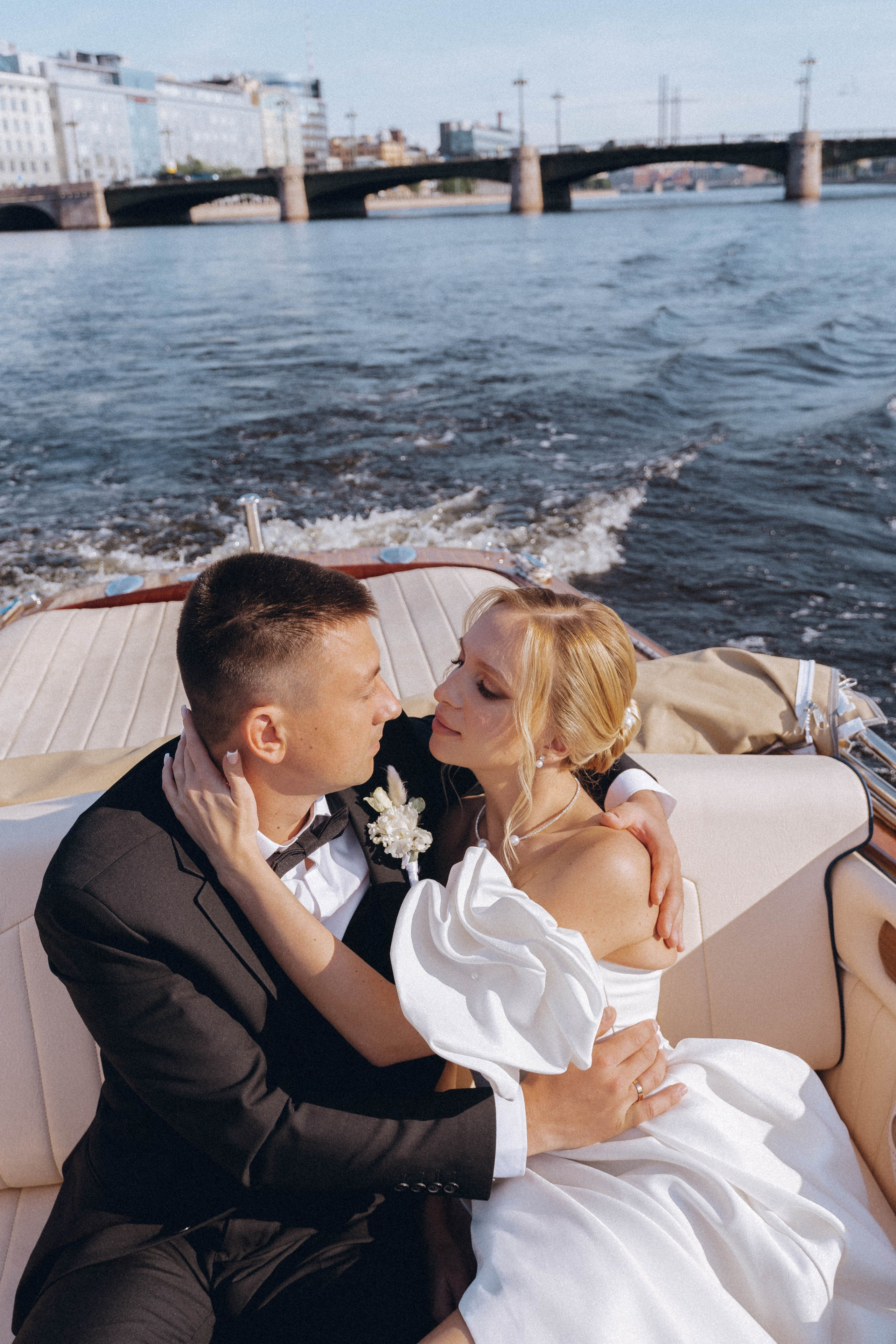 СВАДЕНБНАЯ СЬЕМКА НА КАТЕРЕ ПО КАНАЛАМ САНКТ-ПЕТЕРБУРГА И В АКВАТОРИИ НЕВЫ. Профессиональный фотограф, Санкт-Петербург — Виктория Богомолова