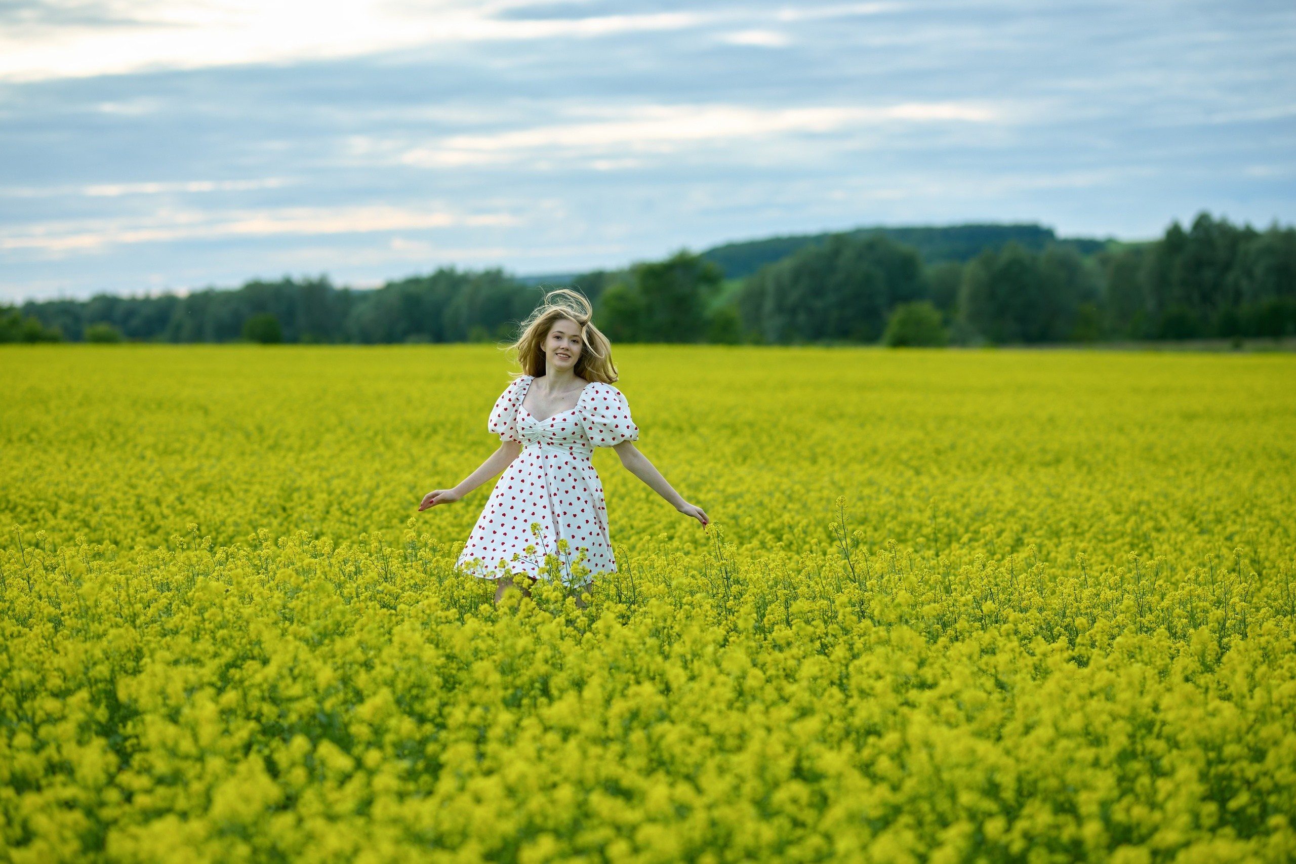 Девушка в цветущем желтом рыжиковом  поле.  Фотосессия в рапсовом поле Чебоксары Чувашия