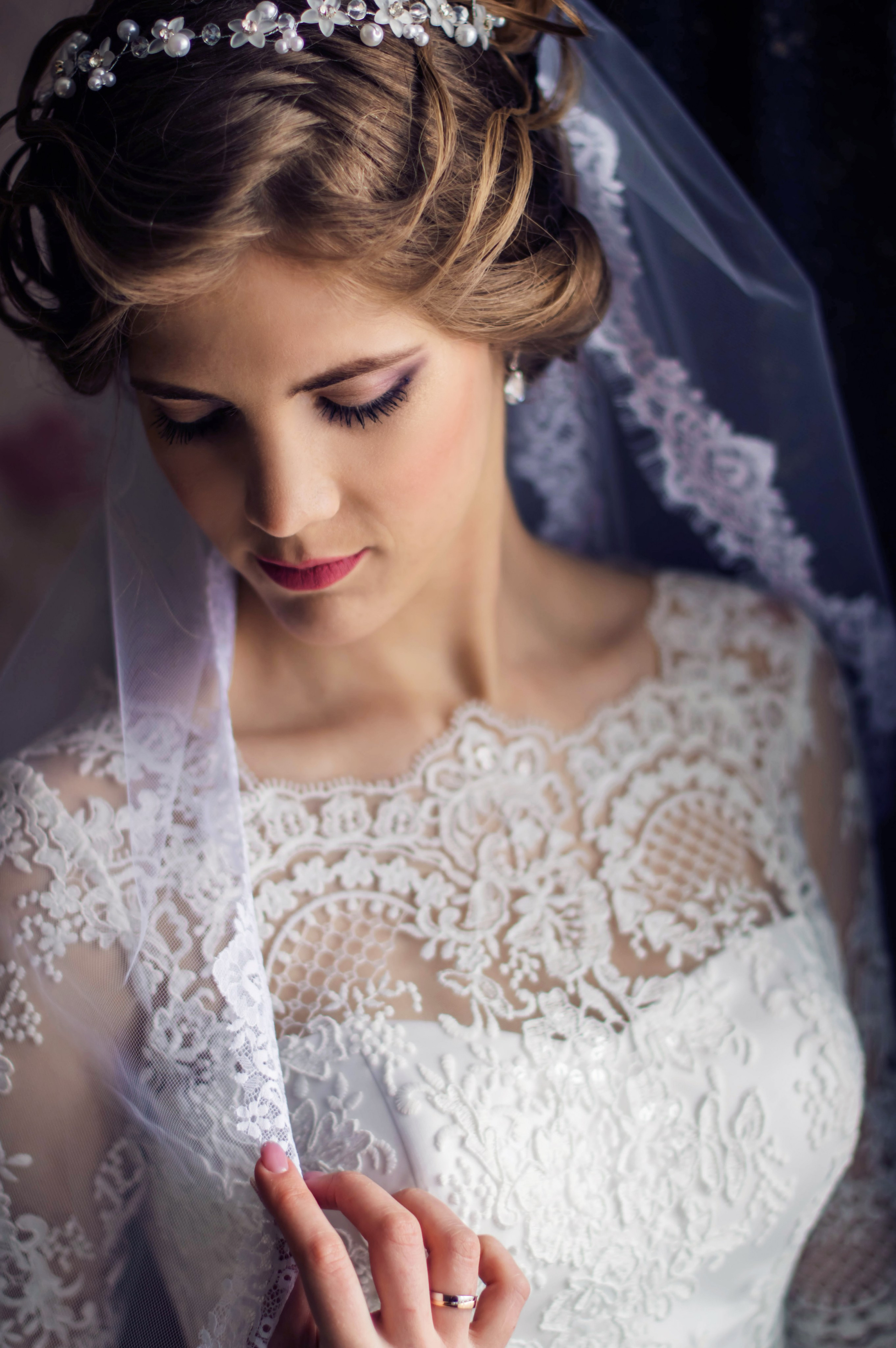 девушка в свадебном платье