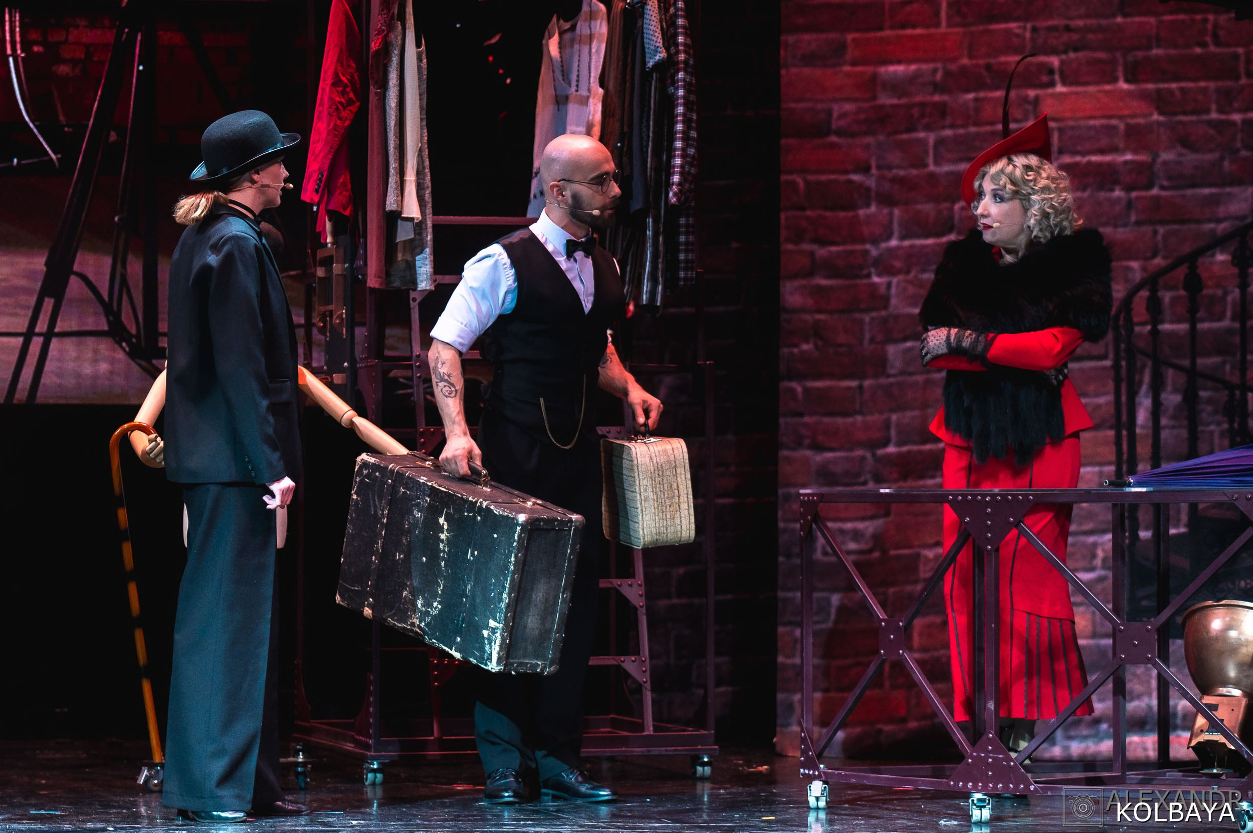 Фотографии со спектакля «Привет, я тетя Чарли». Концертный и театральный репортажный фотограф в Москве Александр Колбая