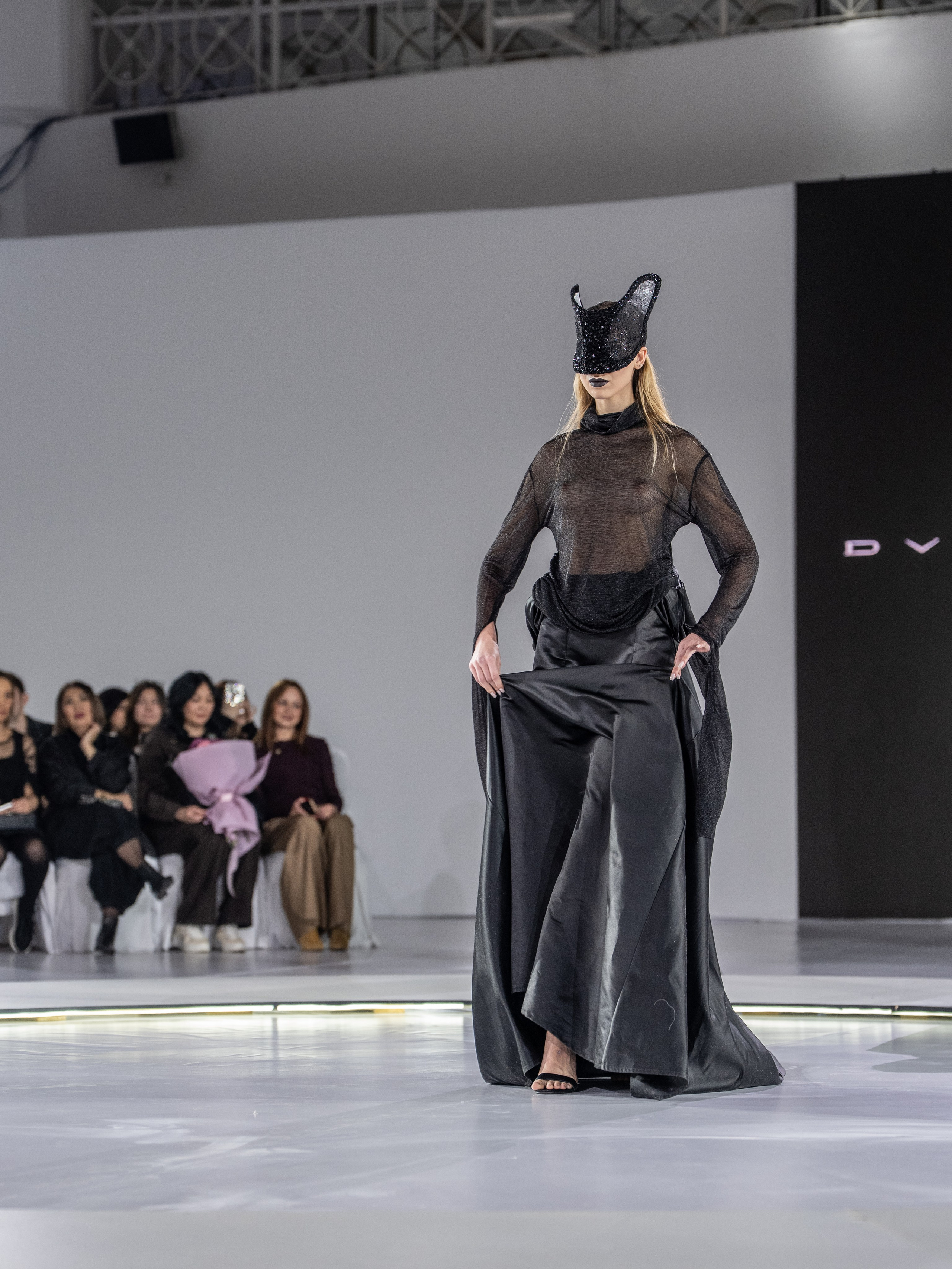 Дизайн DVALI. Сайт Алматинского НЮ АРТ, будуар и фэшн фотографа Дениса Карпенко