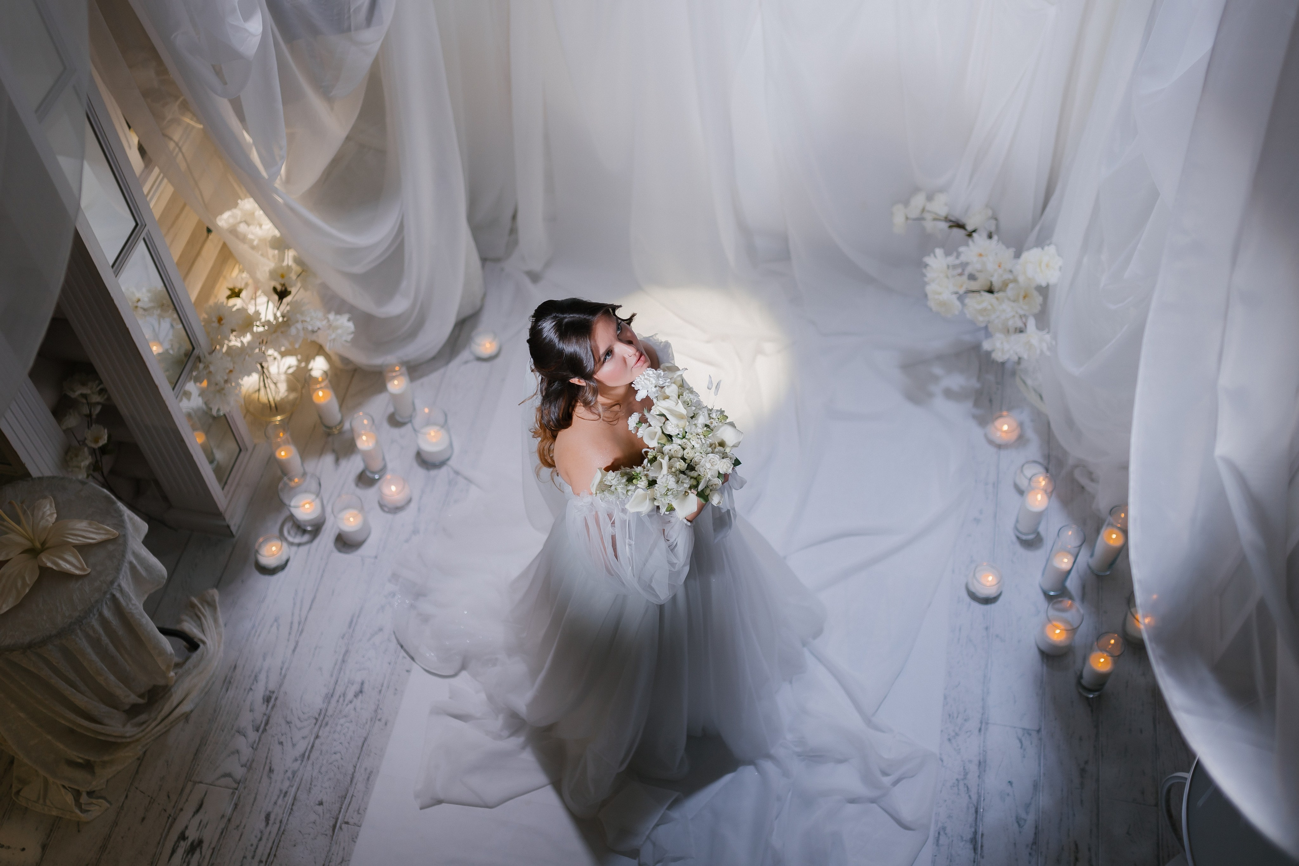 Цветочные композиции украшают банкетный зал в Мурманске