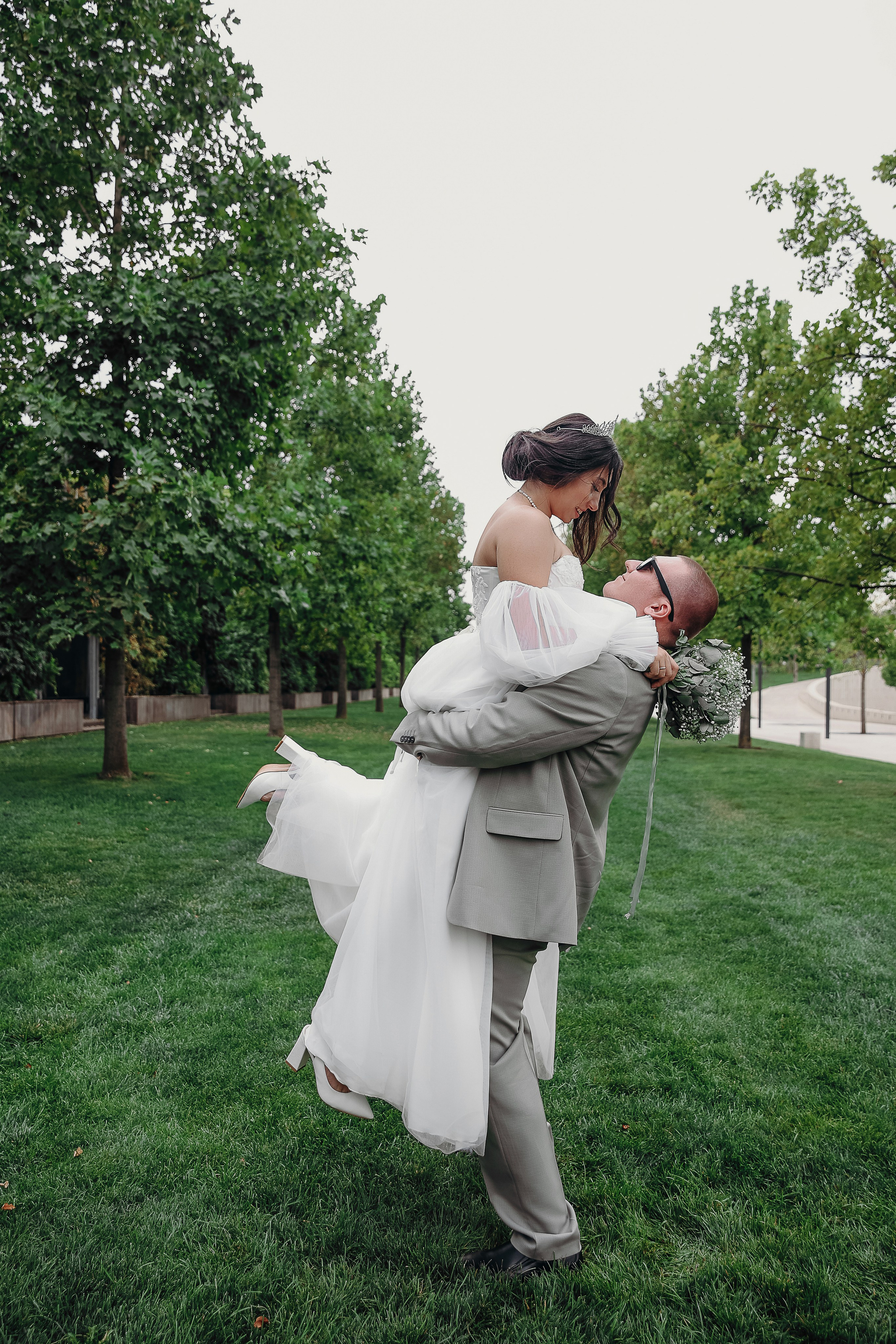 Свадебная прогулка в парке Галицкого 23.08.2024. Свадебный и семейный фотограф Виолетта Сидельникова. Краснодар, Россия, Беларусь, Европа