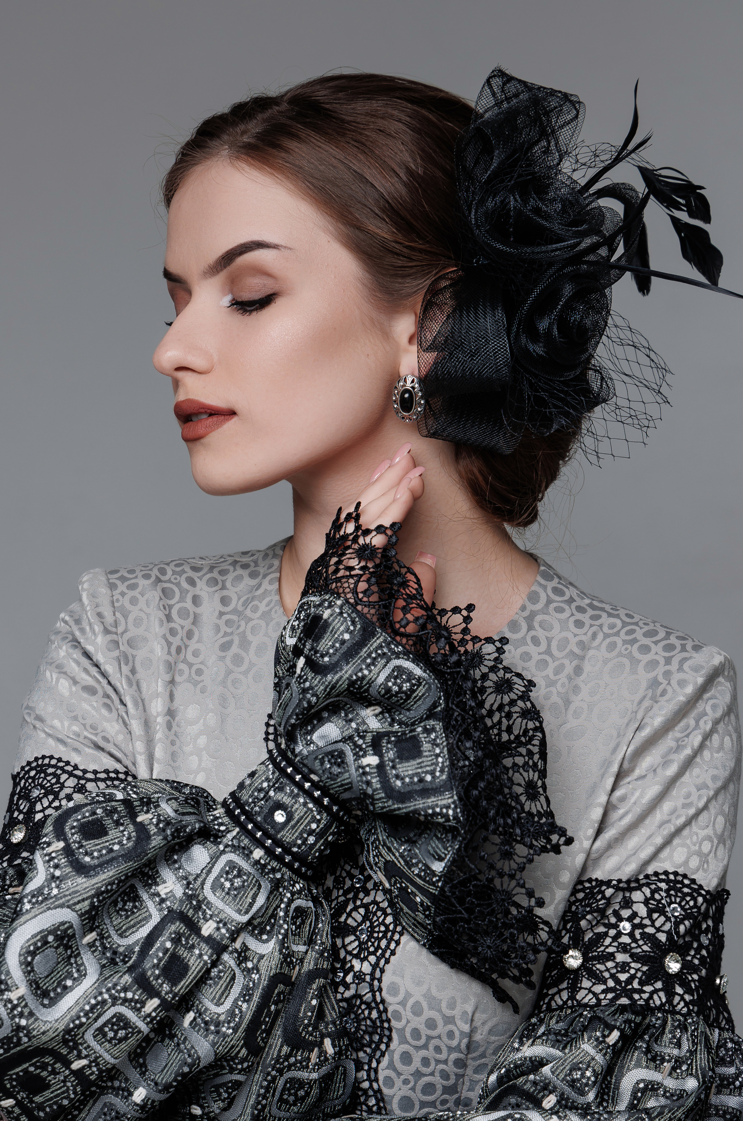 Девушка в дизайнерской одежде демонстрирует ювелирные украшения из шунгита