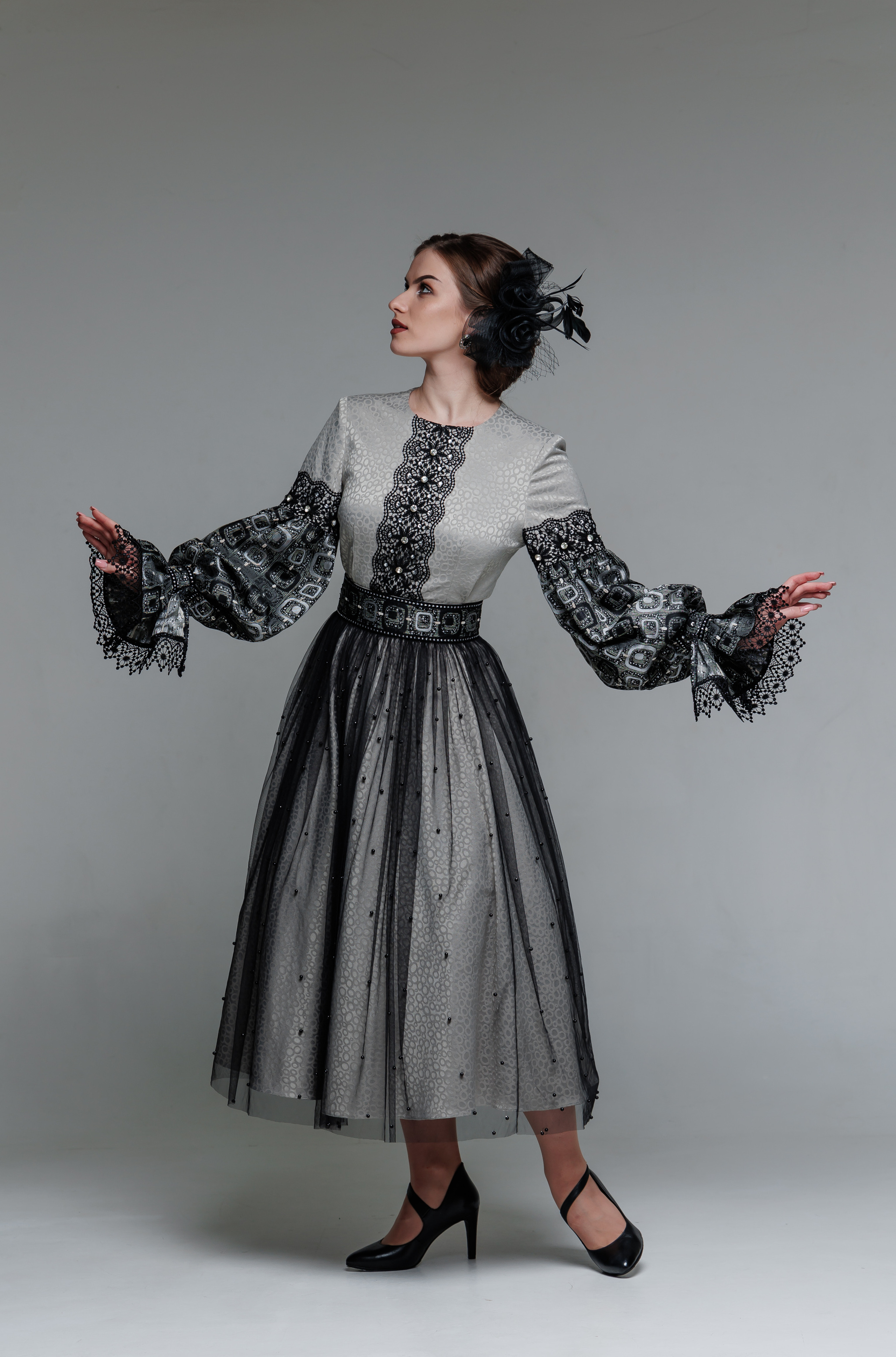 Девушка в дизайнерском народном костюме