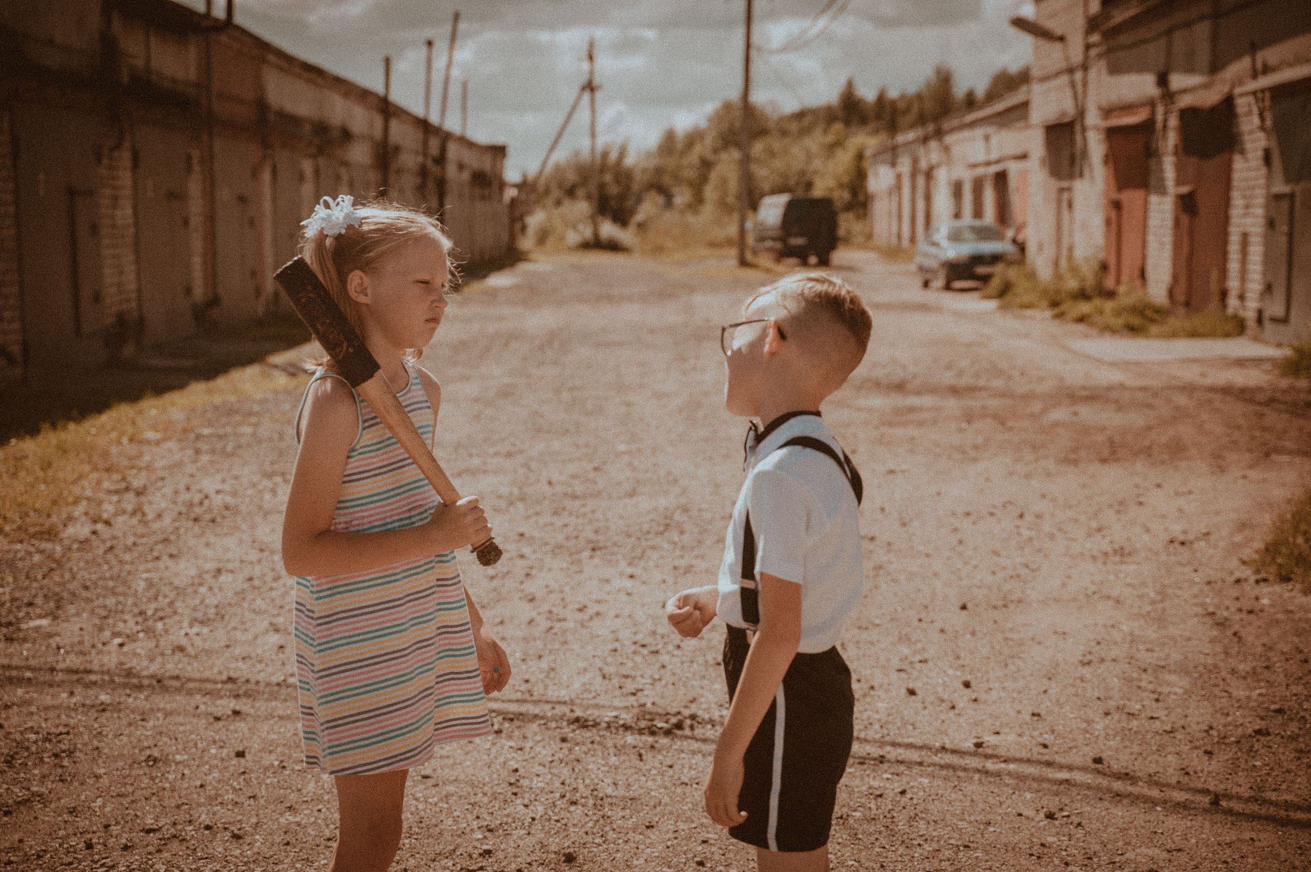 Свадебная фотосессия в стиле 90х для Кристины и Валеры (ЗАГС, фотосет у гаражей). Женский фотограф в Череповце Даша Акулич