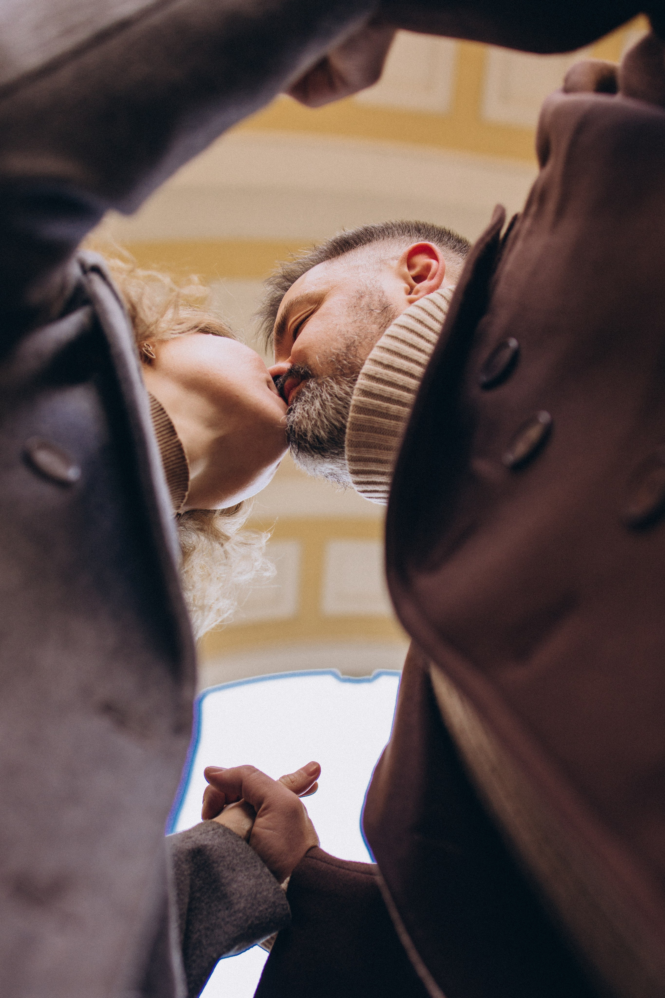 необычный ракурс на целующуюся пару