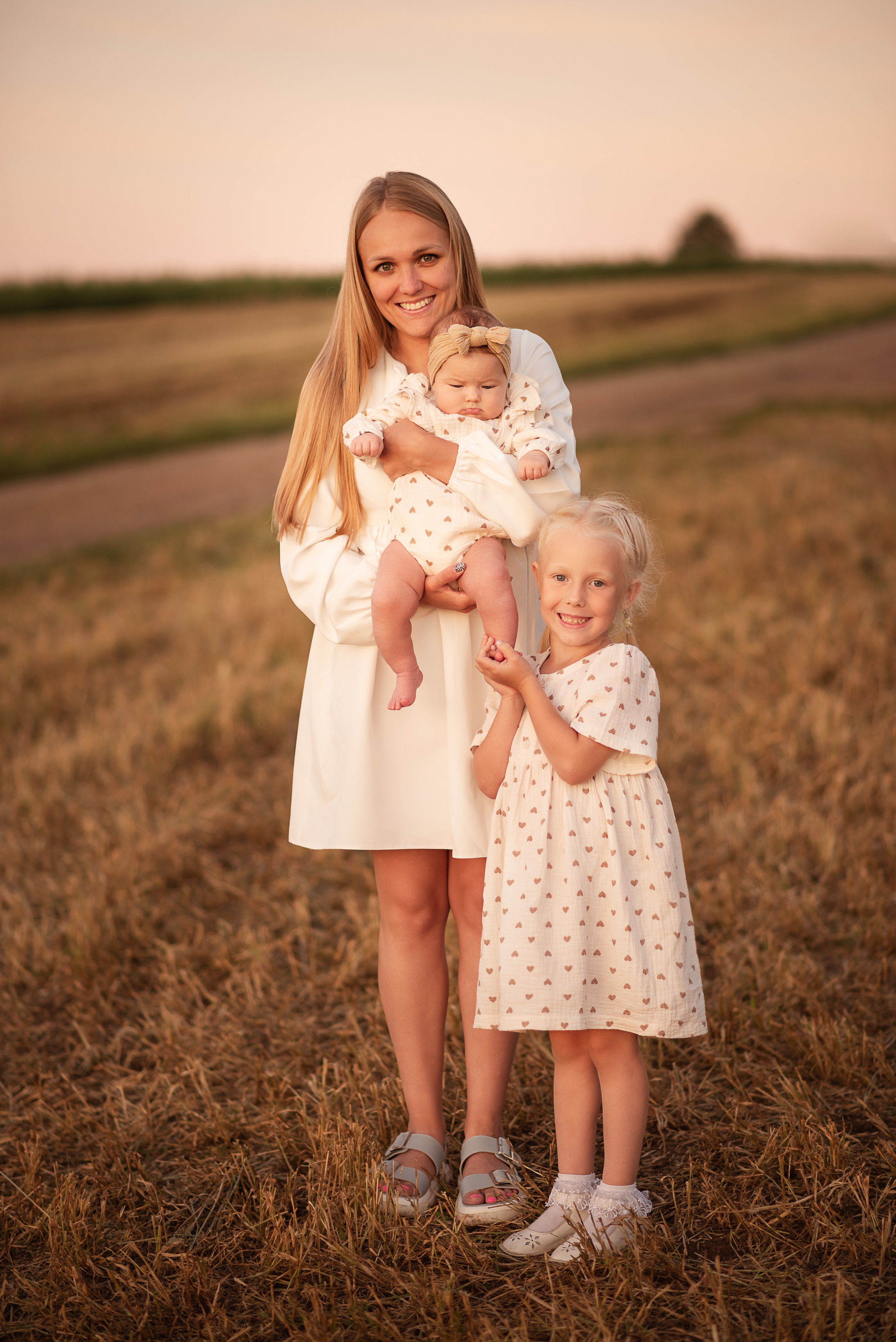 Фотосессия в поле на закате. Фотограф новорожденных Екатеринбург, Первоуральск