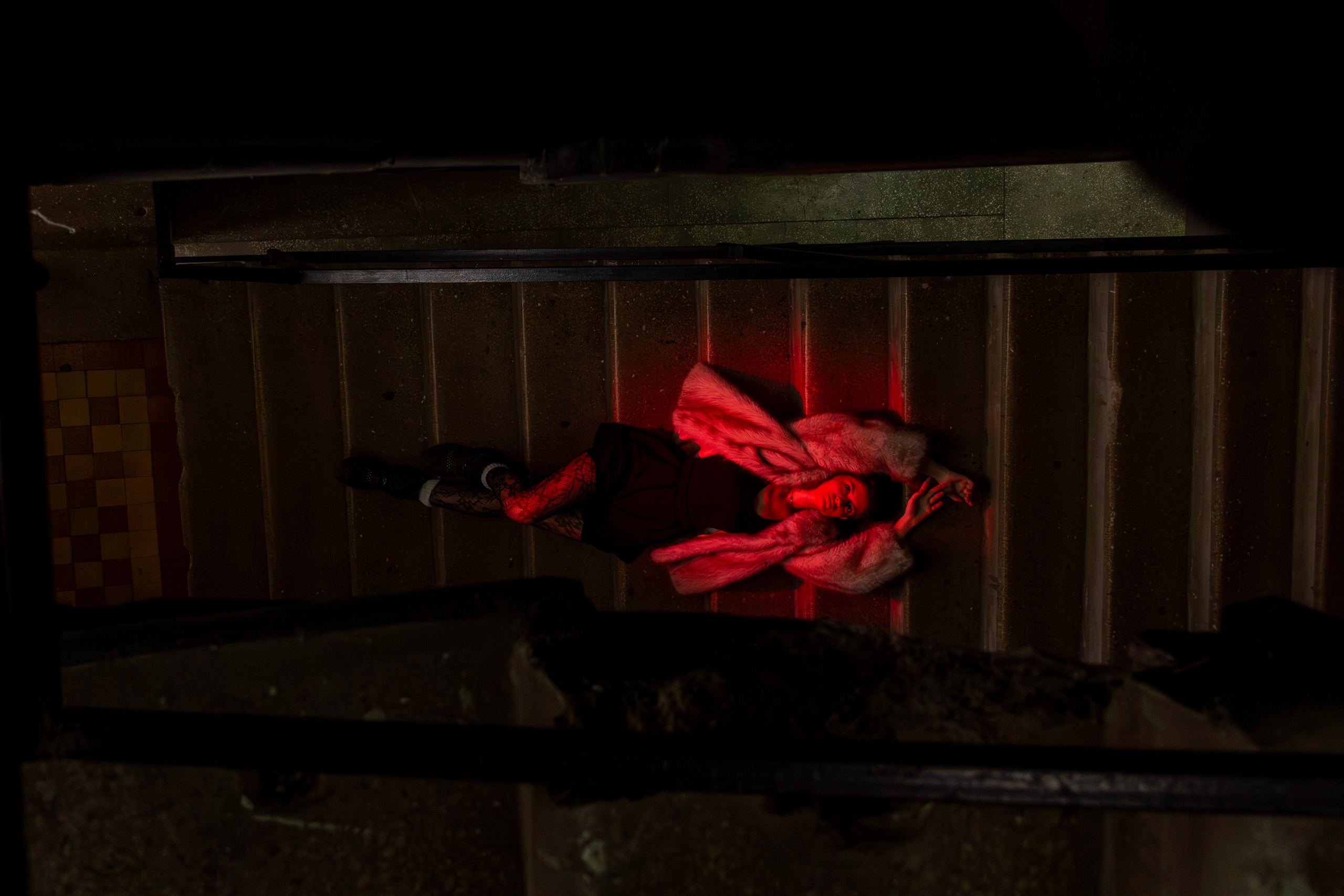 Девушка на лестнице. Главная