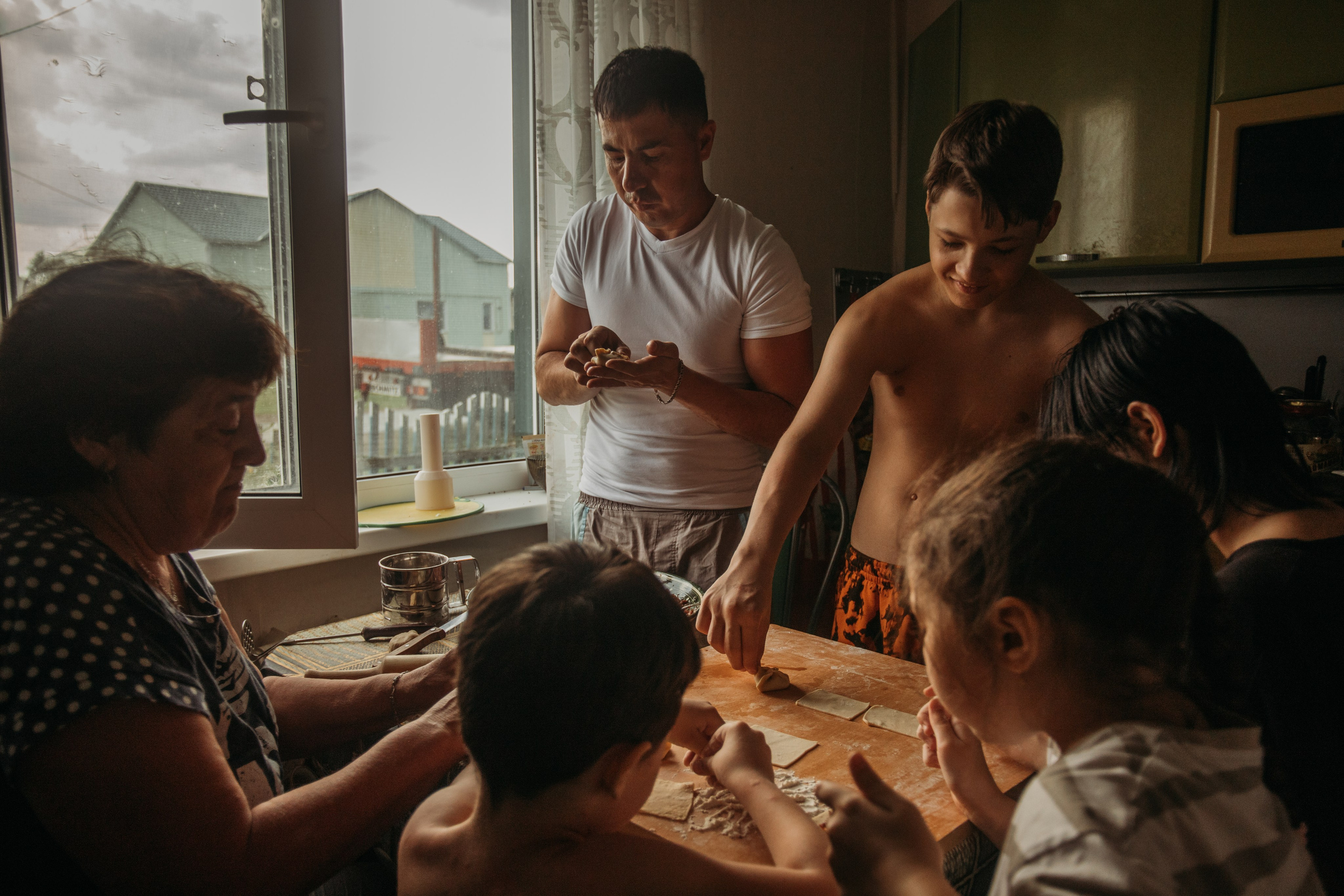 Домашняя фотосессия моей семьи. Венера Гайн. Репортажный фотограф  Тюмень. Обучение фотографии с 0