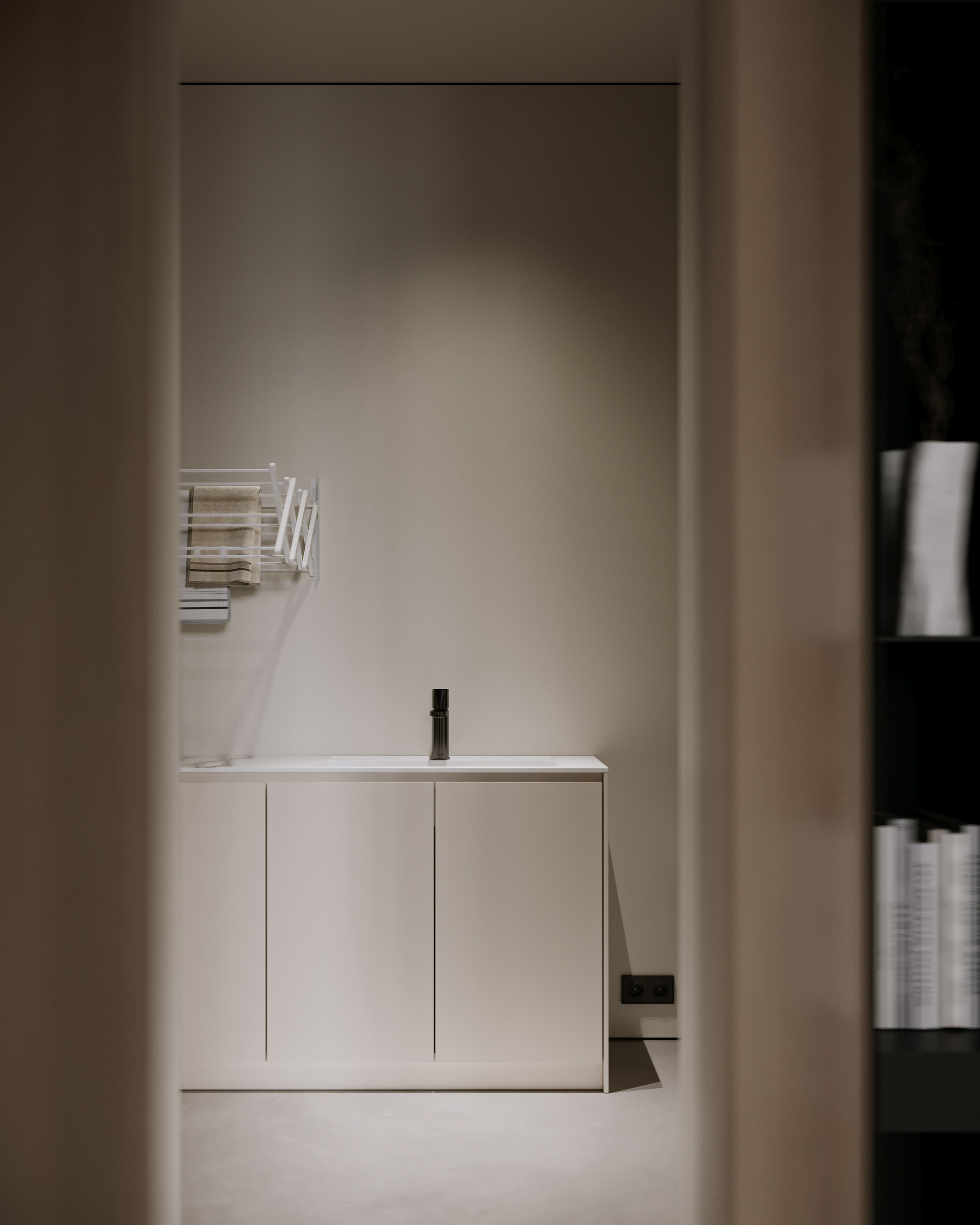 Вход в постирочную зону через шкаф