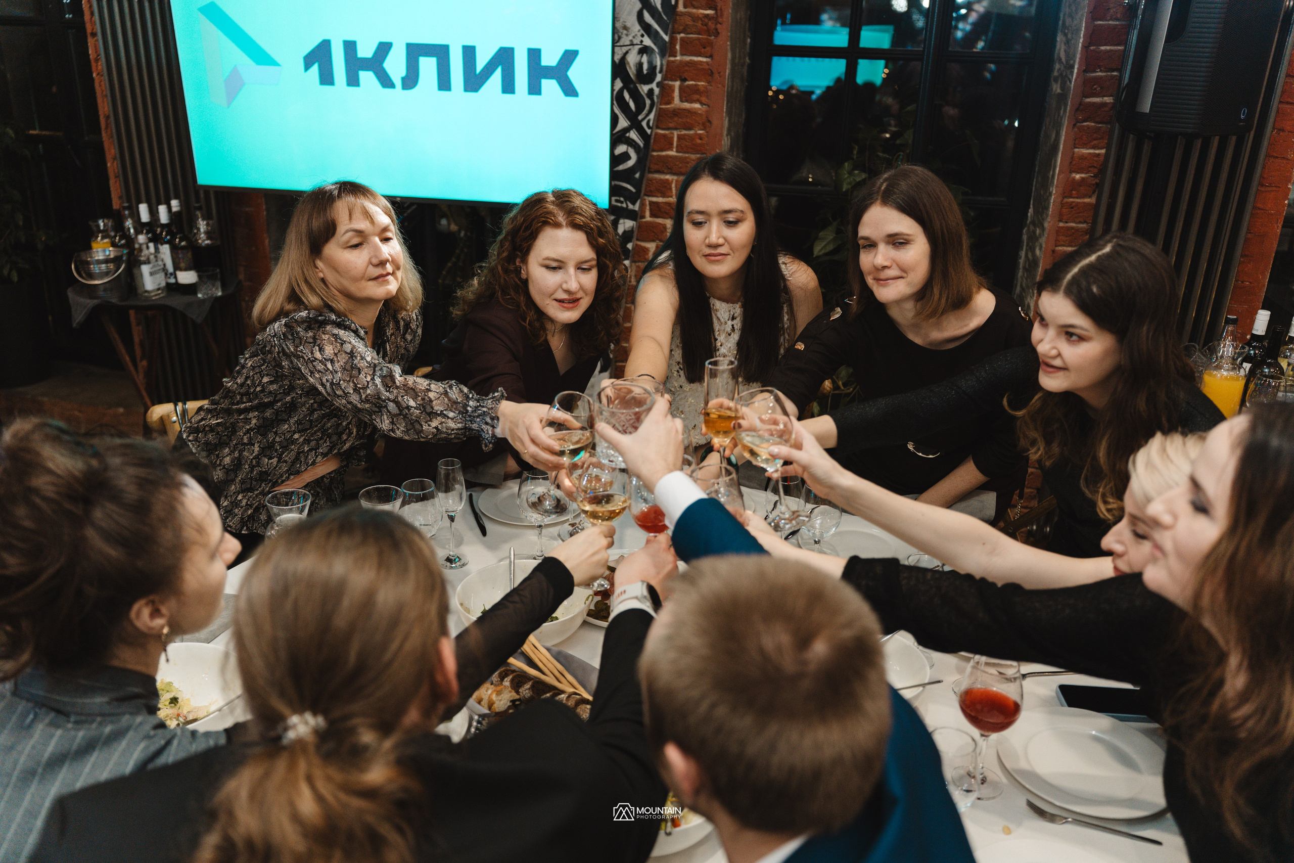 1klick End of year Party. Я занимаюсь событийной, свадебной, товарной, студийной… фотографией