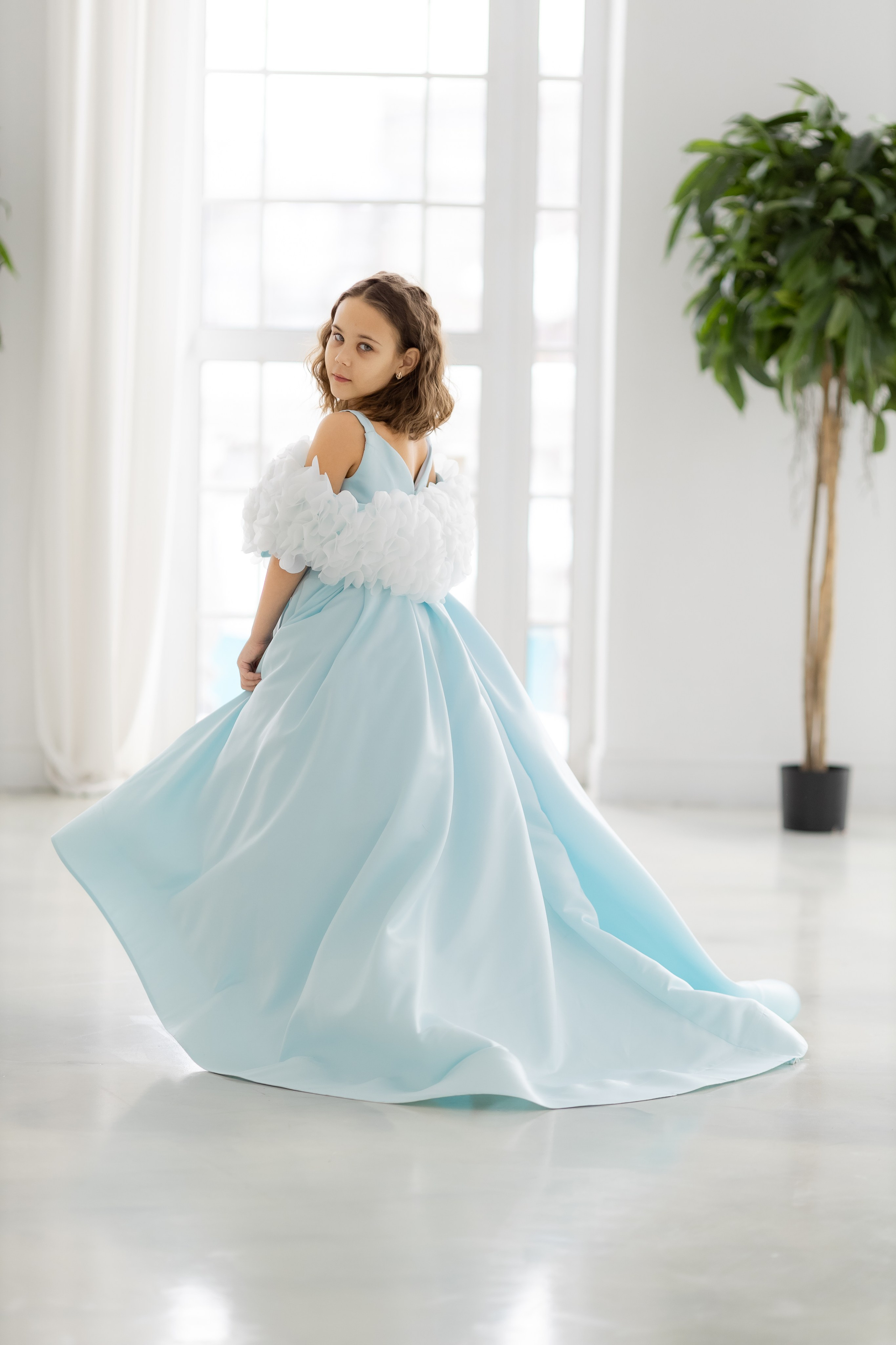 Платье "Весна " . Материал - свадебный атлас, имеет длинный шлейф, сотни лепестков на накидке изготовлены в ручную. Подойдёт на рост - 128-130 см. Цена 28000 р. 