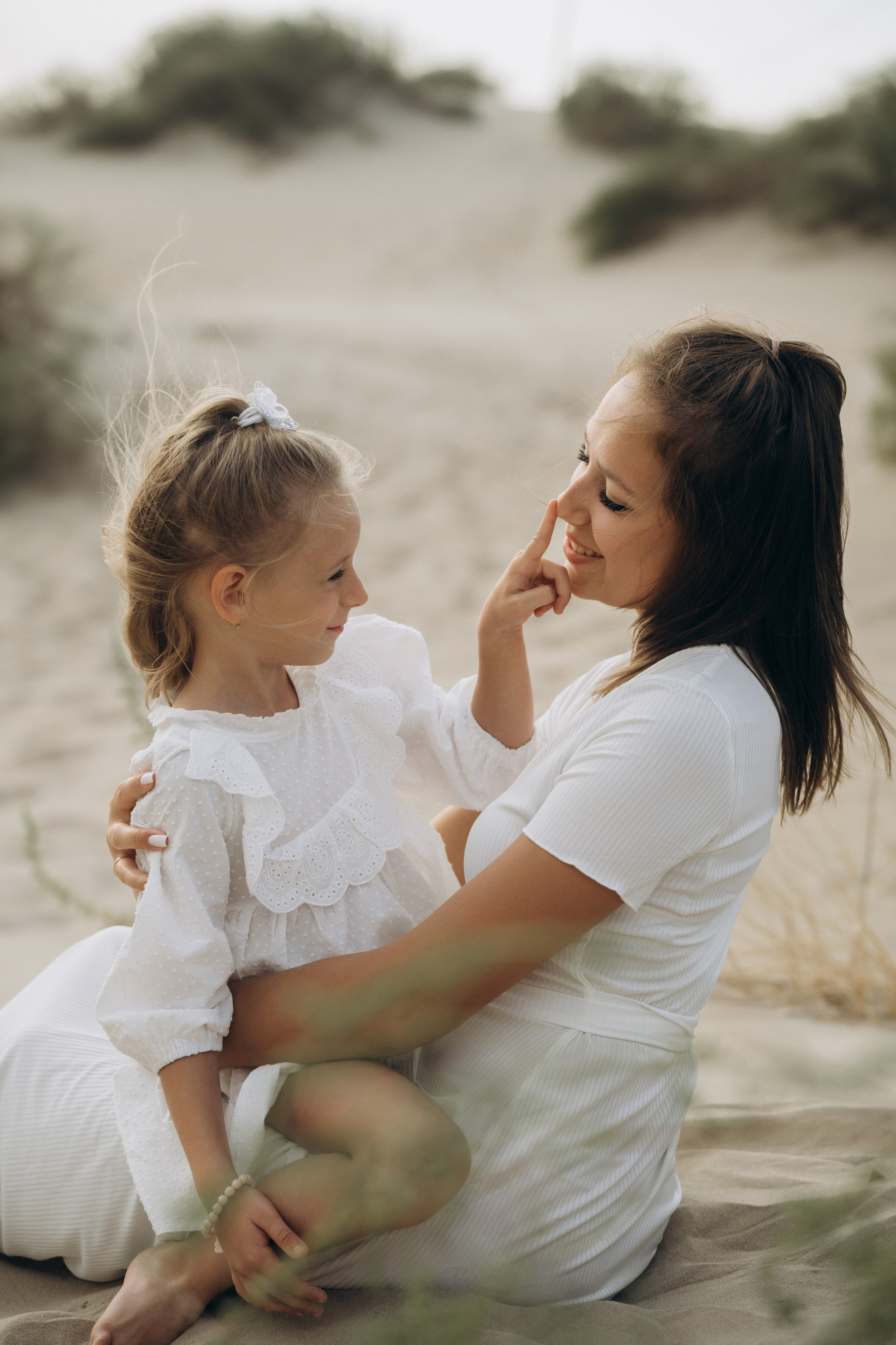 Абрау-Дюрсо: стильные семейные портреты у озера с отражением заката в воде, фотограф Абрау-Дюрсо