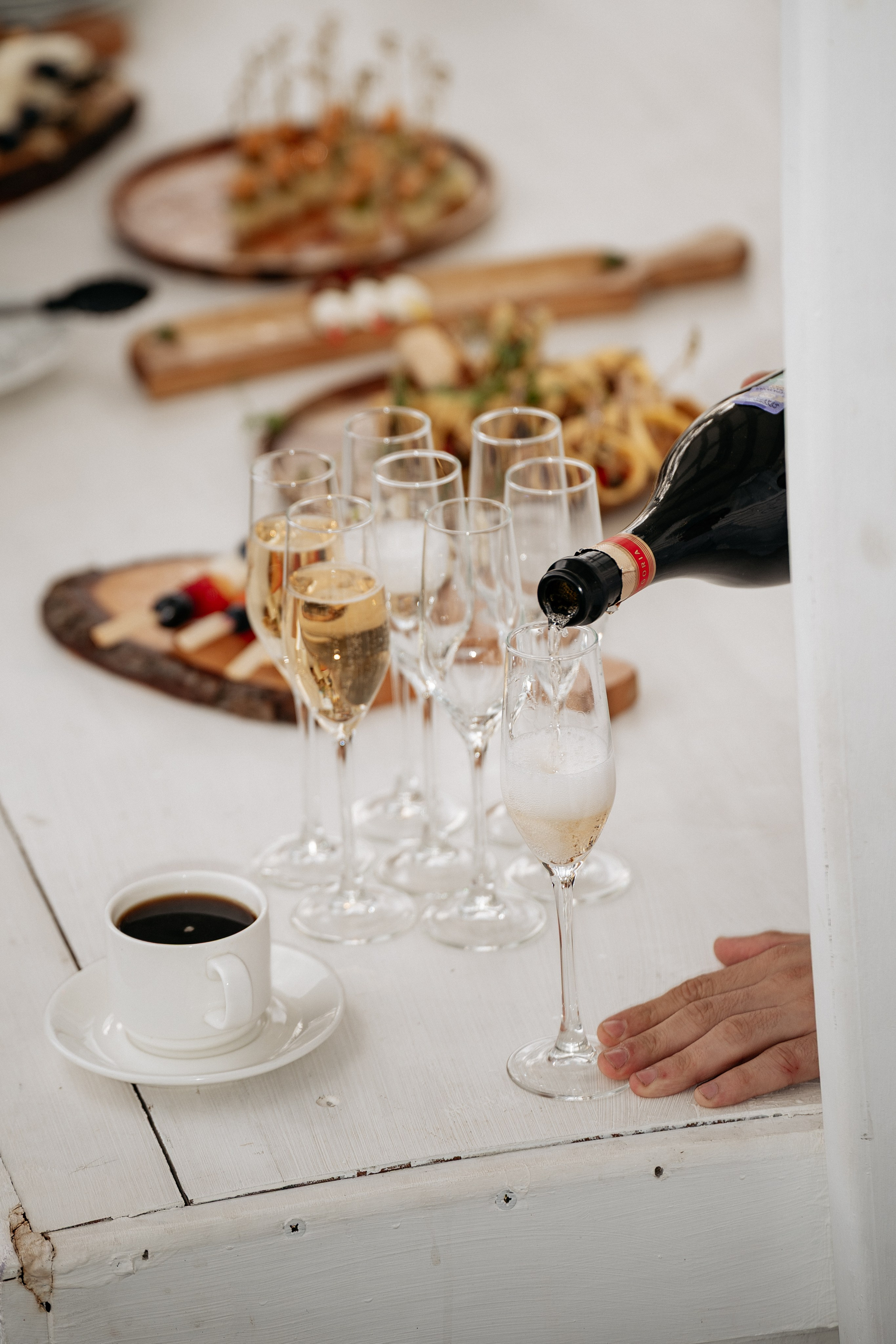 Свадебная прогулка по побережью Геленджика - живые и естественные фотографии от фотографа.