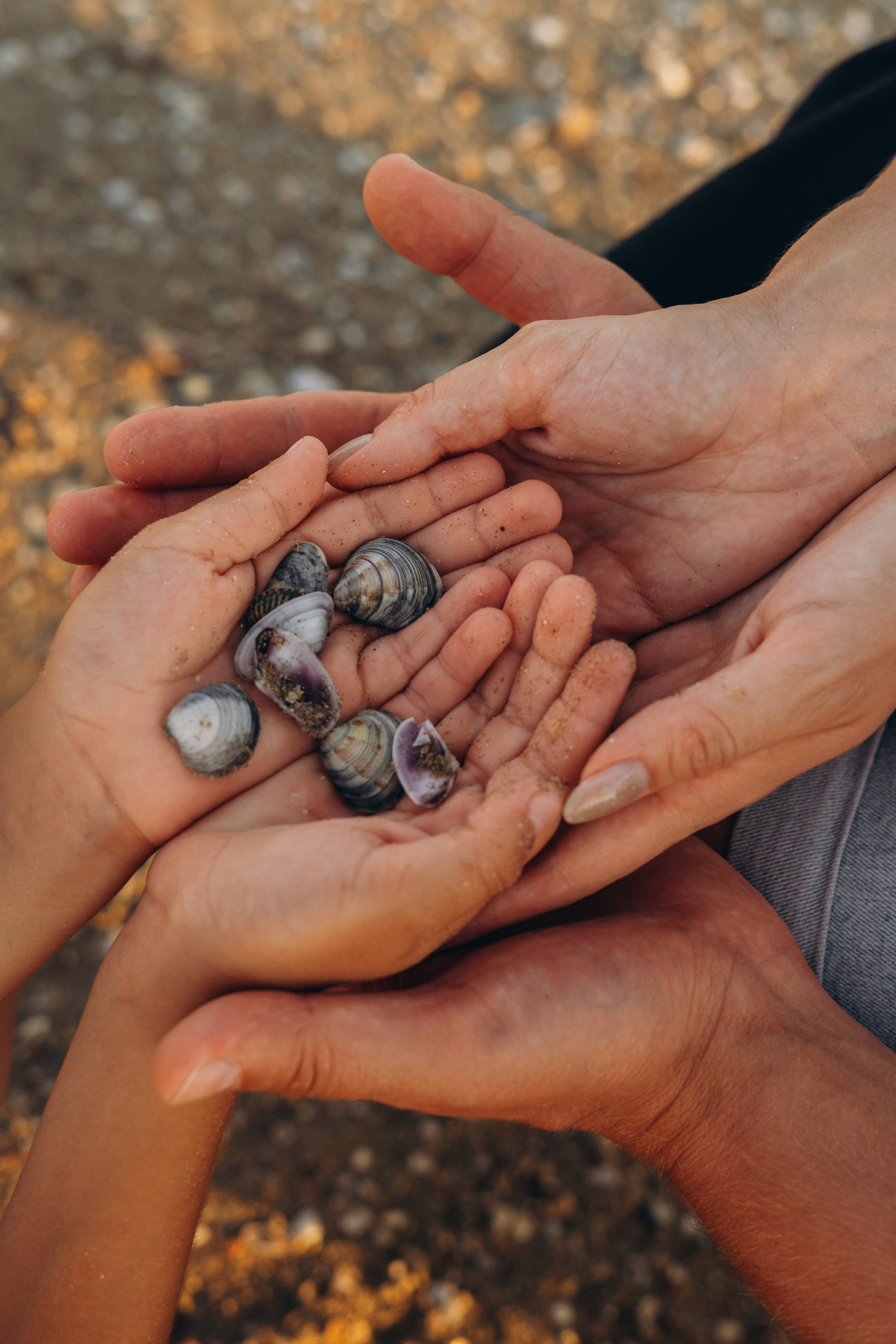 Фотограф Кучугур запечатлел момент, когда дедушка впервые берет на руки новорожденного внука