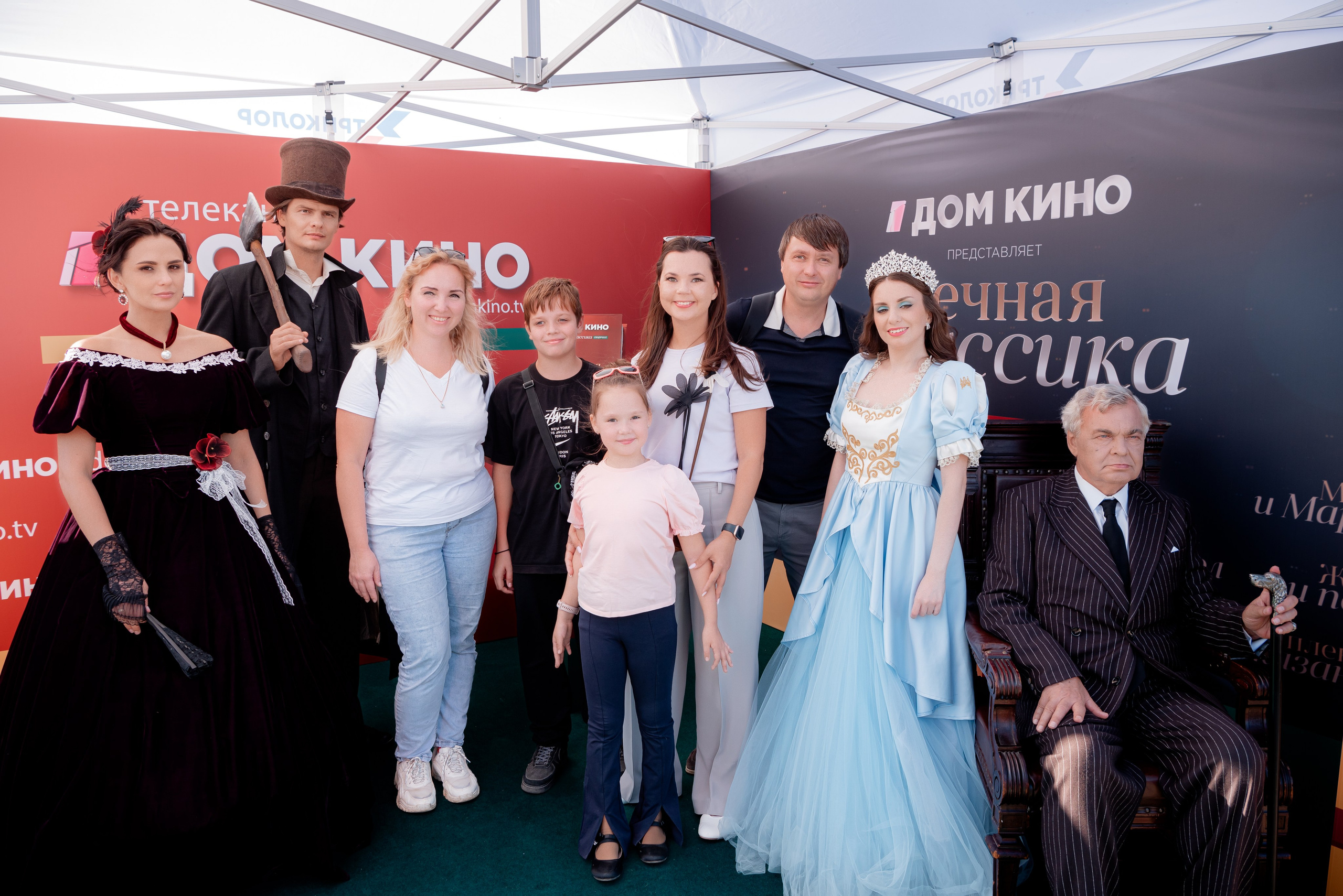 Портретные фото с артистами в палатке Триколор Дом Кинов на день города Волгоград. Фотограф в Волгограде и Волжском Александр Горбань