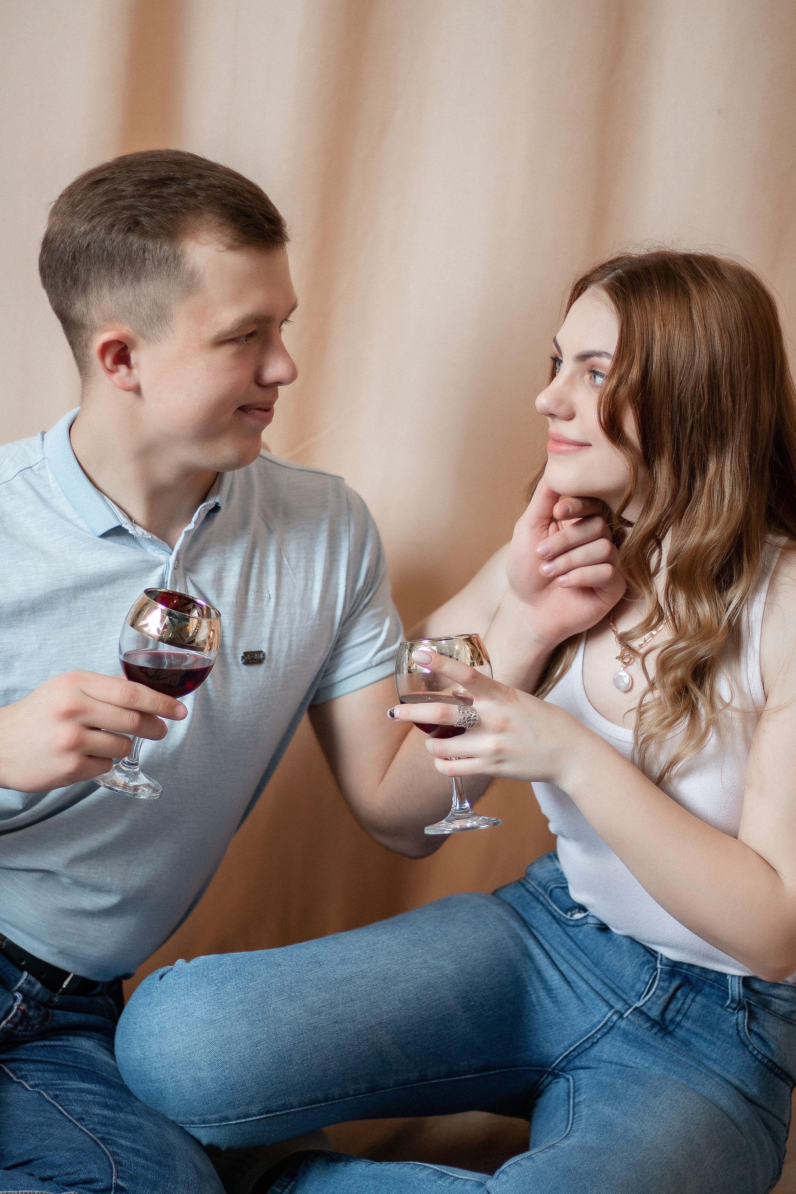 Фотосессия Love-story в студии по доступным цена Новосибирск. Семейный и свадебный фотограф Новосибирск