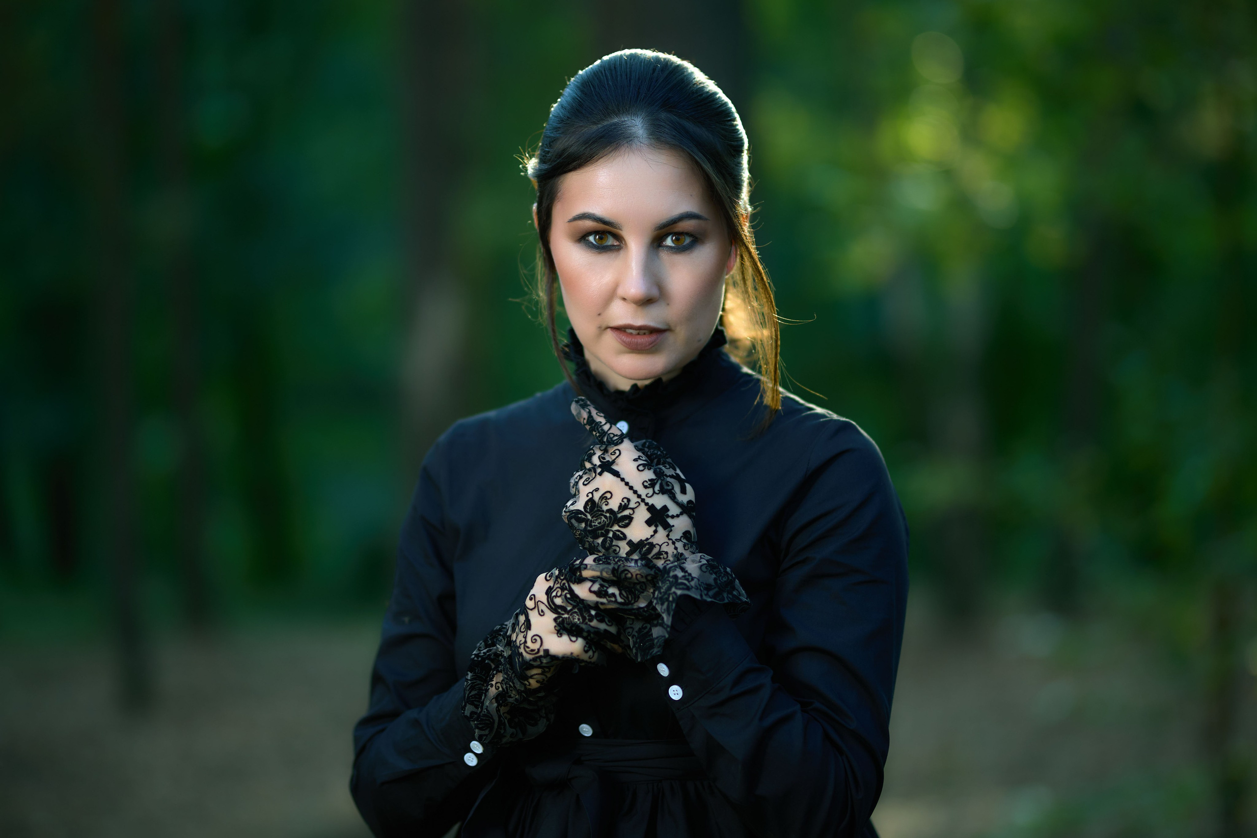 тематическая фотосессия в черном платье в лесу