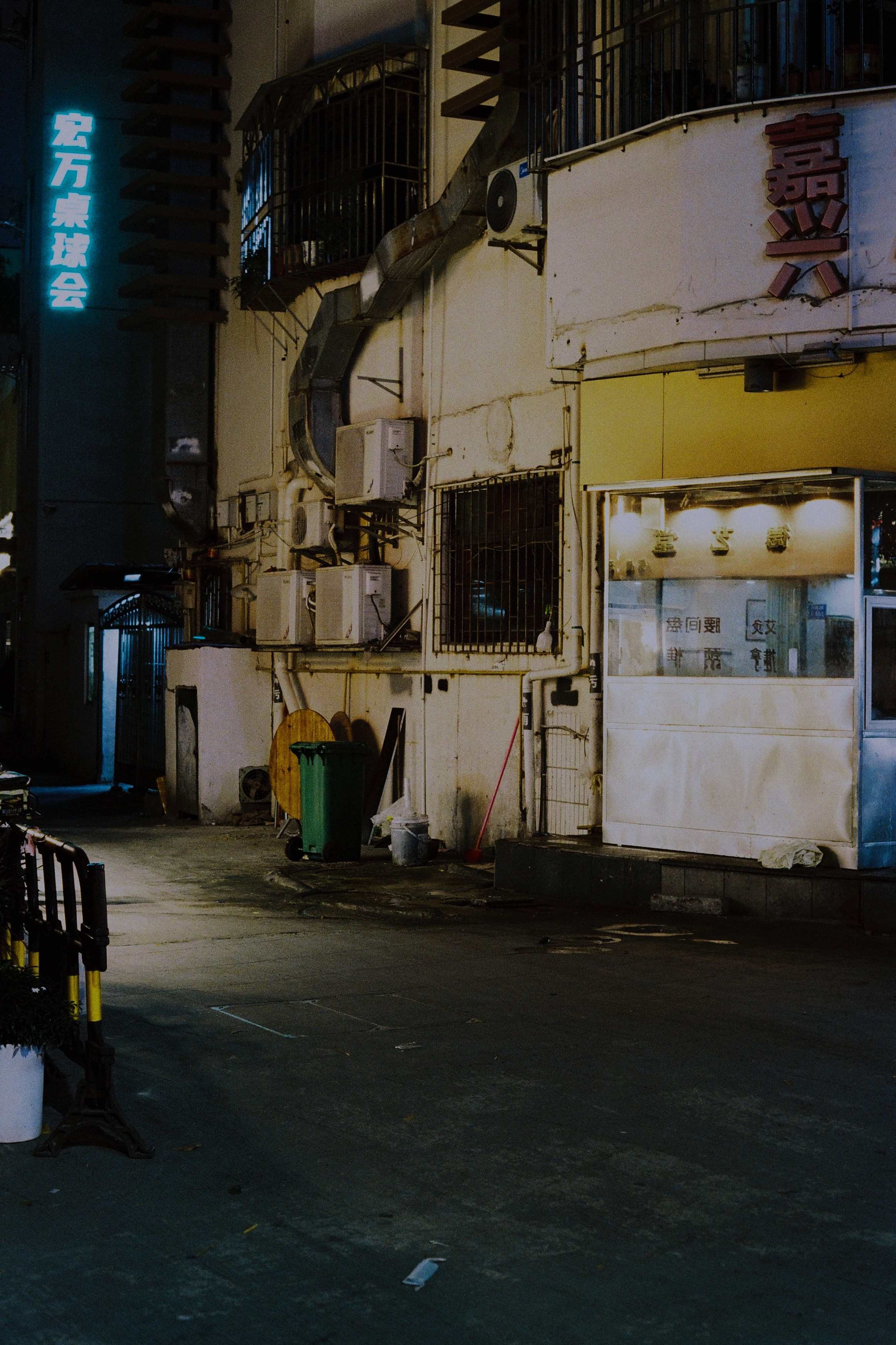 неоновые огни. городской пейзаж