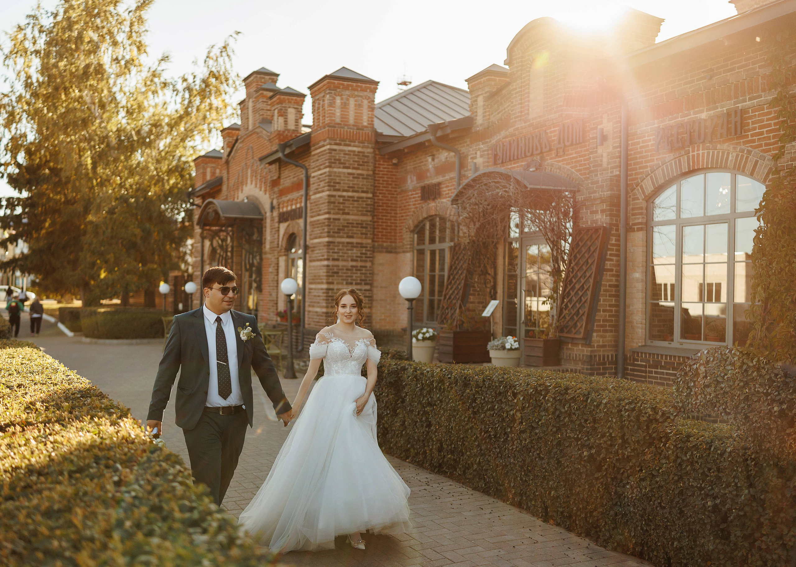 Жених и невеста гуляют возле ресторана "Тулинов" в Рамони