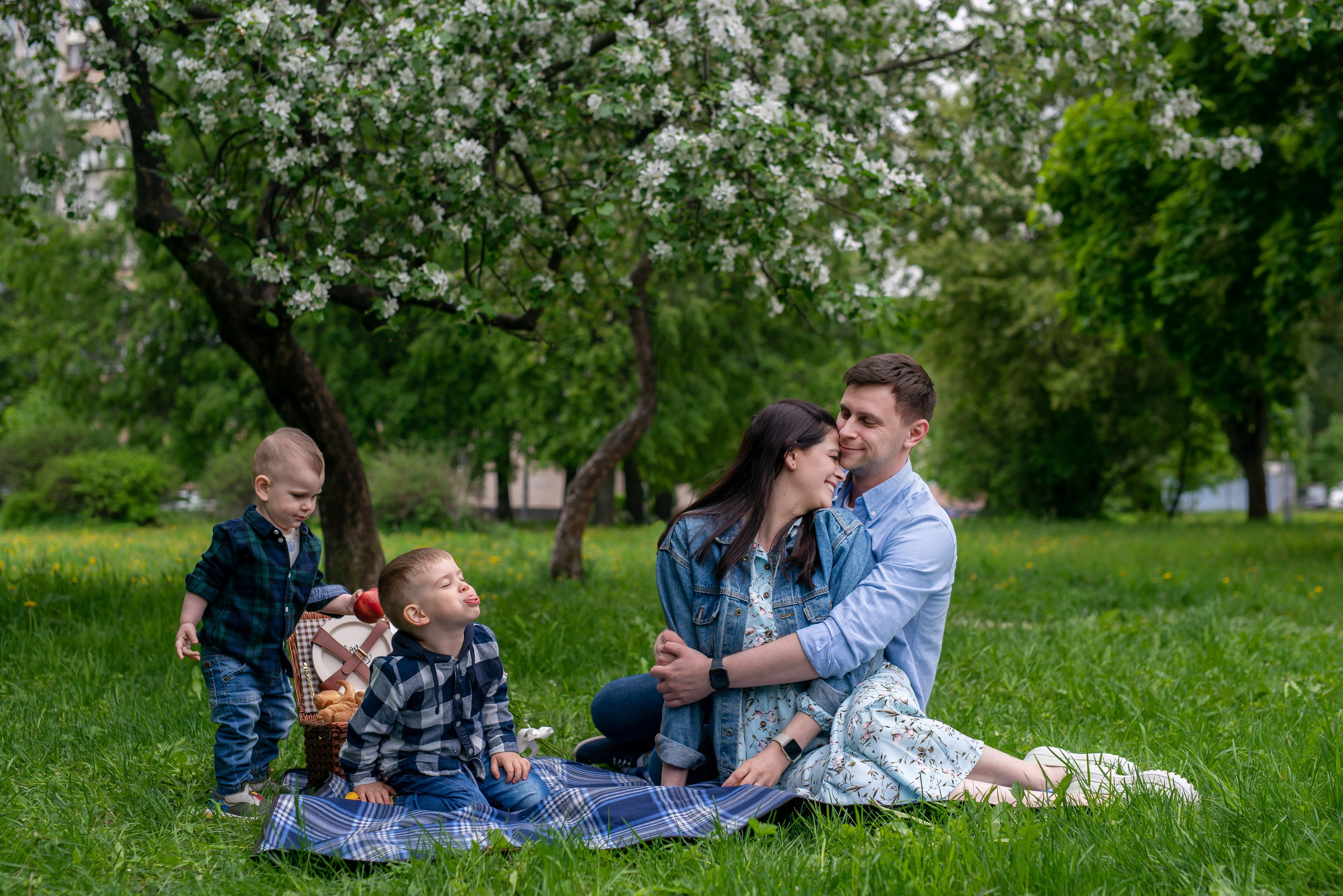 Наташа и Дима (фотосессия в цветущих садах). Портретный, семейный и свадебный фотограф в Санкт-Петербурге и в Пушкине Ширяев Денис