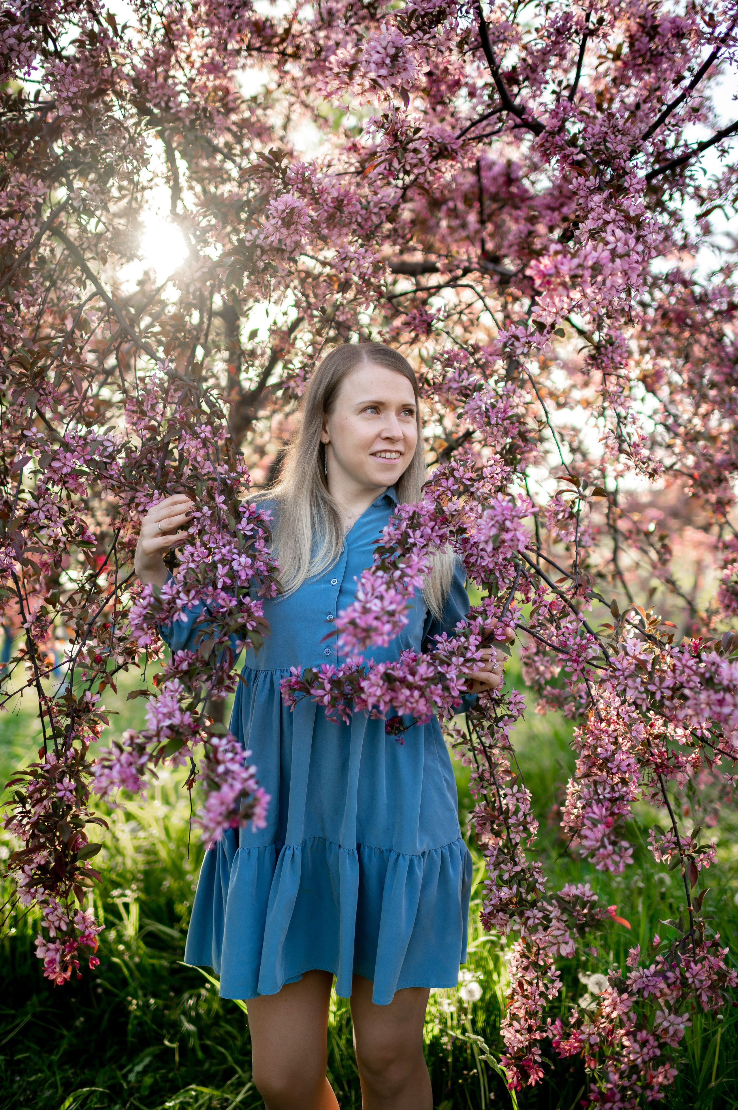 Ника и родители в розовых яблонях. Портретный, семейный и свадебный фотограф в Санкт-Петербурге и в Пушкине Ширяев Денис